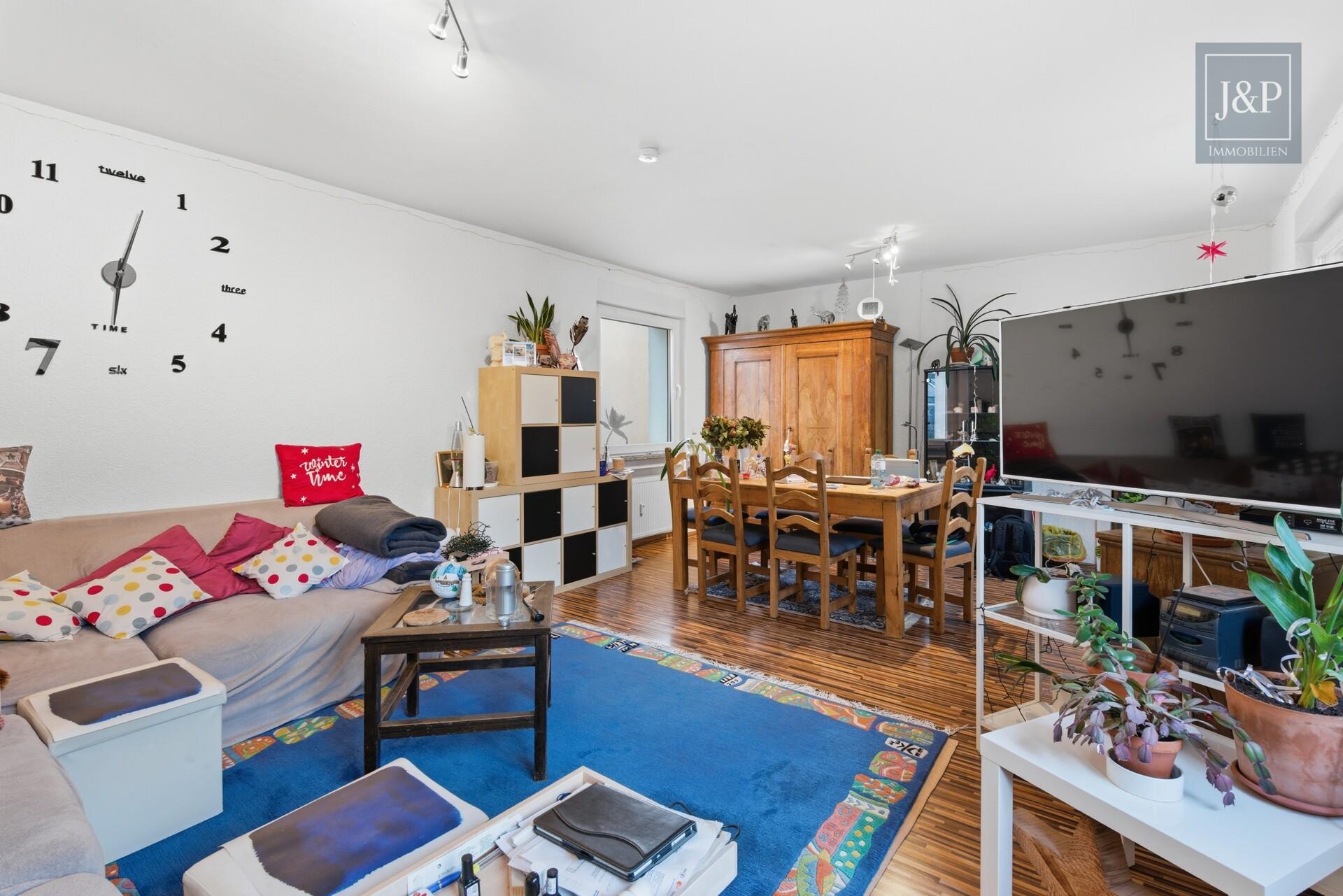 Große 5-Zimmer-Wohnung mit 5% Mietrendite, Terrasse, lichtdurchflutet Wohnkonzept in Friedberg - Wohnzimmer