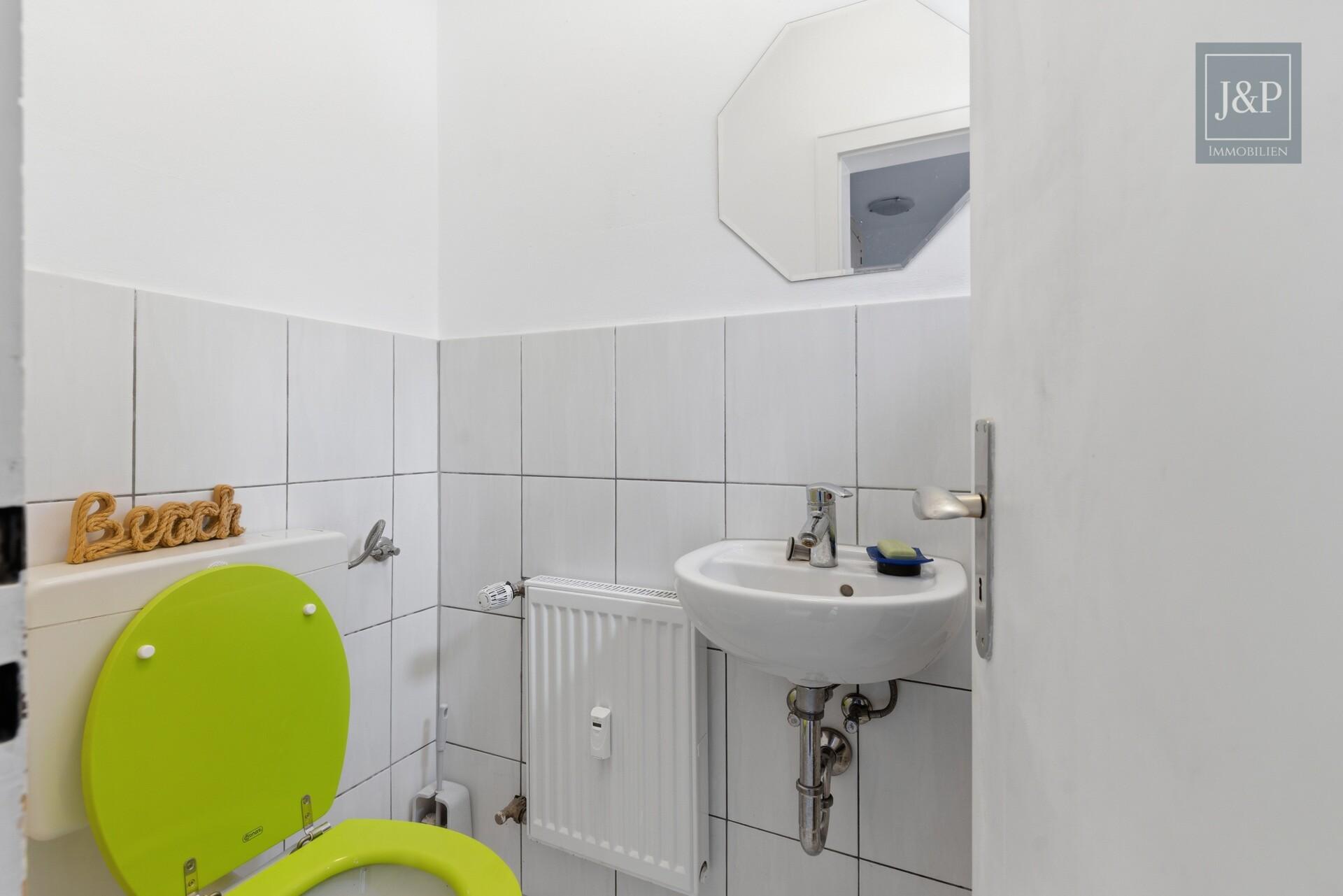 Große 5-Zimmer-Wohnung mit 5% Mietrendite, Terrasse, lichtdurchflutet Wohnkonzept in Friedberg - Gäste WC