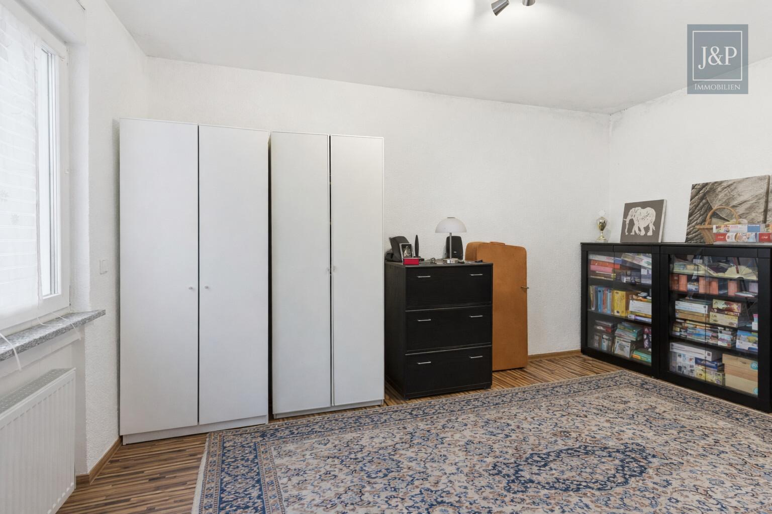Große 5-Zimmer-Wohnung mit 5% Mietrendite, Terrasse, lichtdurchflutet Wohnkonzept in Friedberg - Schlafzimmer 4