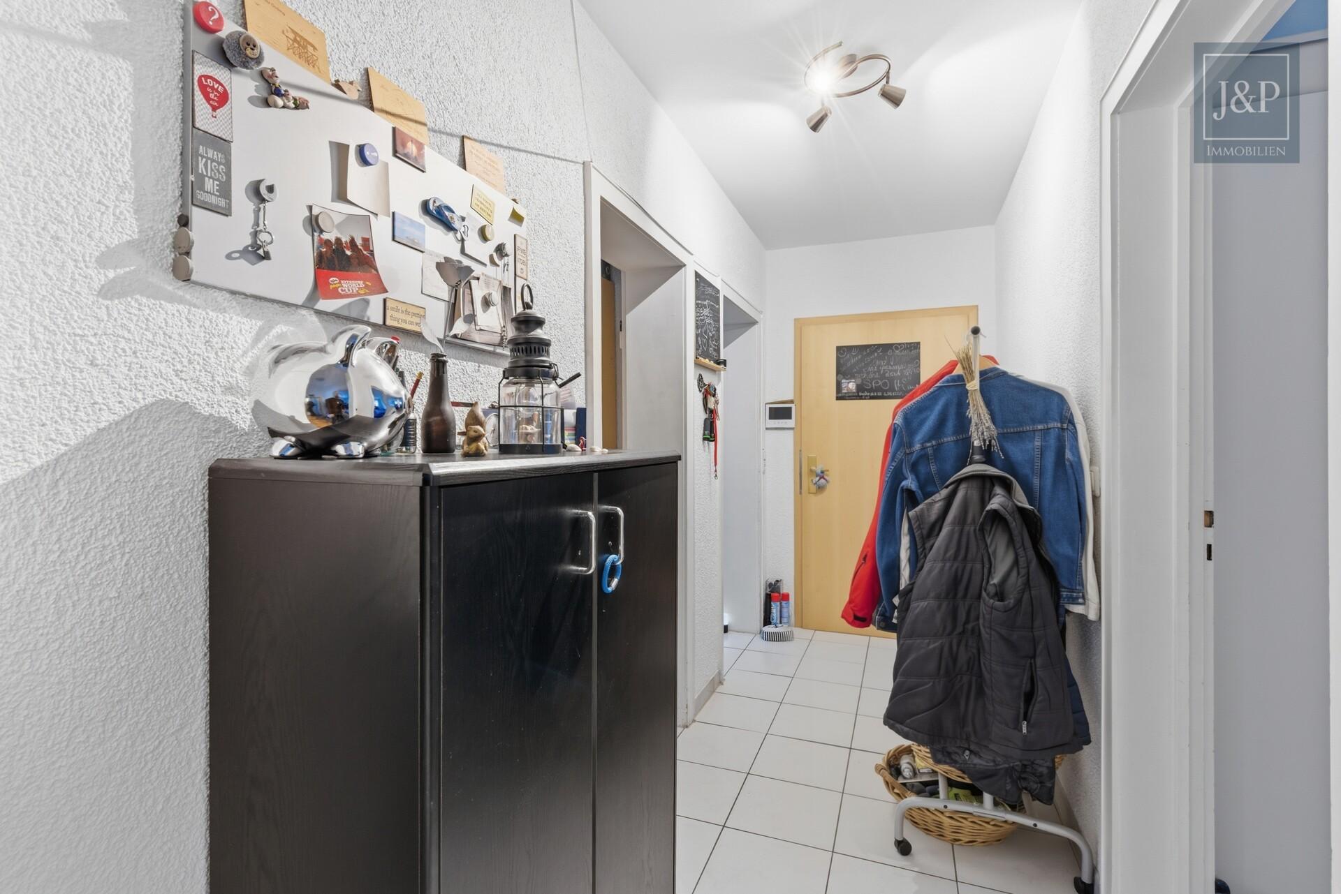 Große 5-Zimmer-Wohnung mit 5% Mietrendite, Terrasse, lichtdurchflutet Wohnkonzept in Friedberg - Flur
