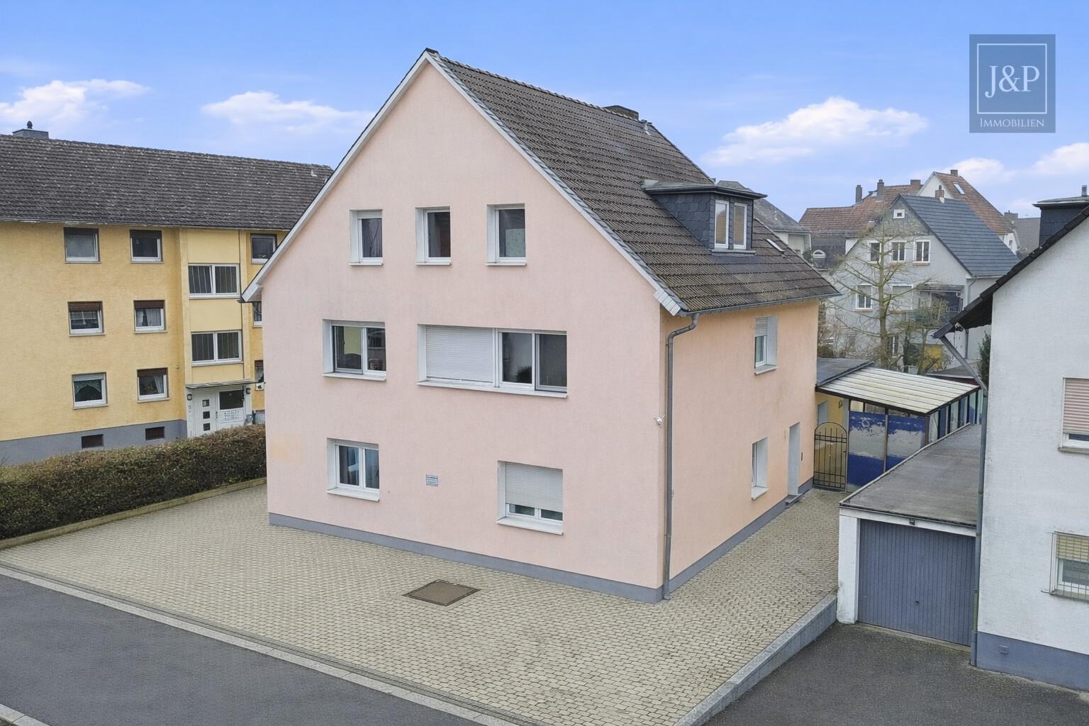 Große 5-Zimmer-Wohnung mit 5% Mietrendite, Terrasse, lichtdurchflutet Wohnkonzept in Friedberg - Aussenansicht