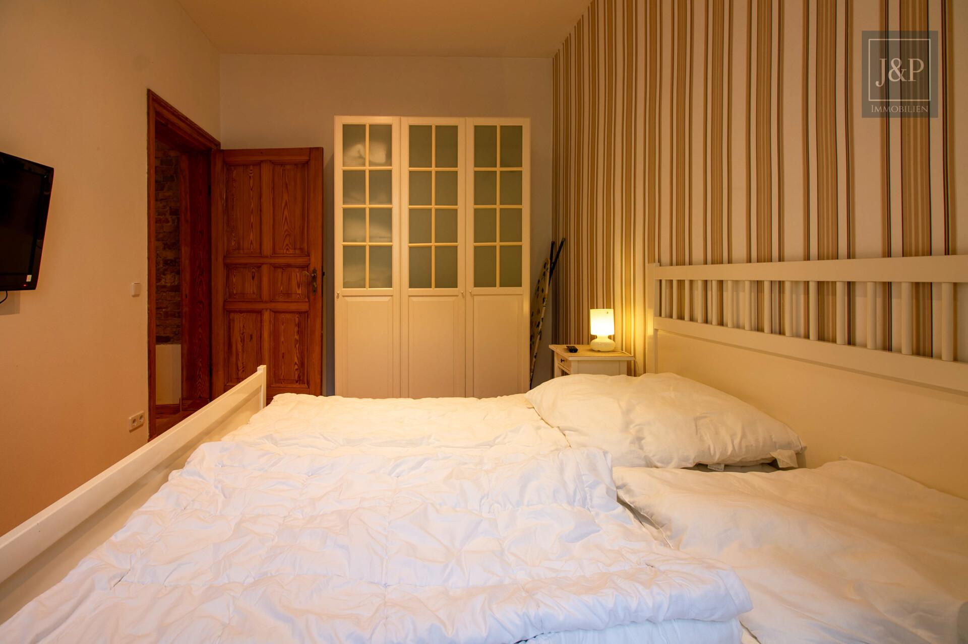 Altbaucharme trifft Moderne: Bezugsfreie 2-Zimmer-Wohnung mit Ziegelwand, Dielenboden & EBK - Schlafzimmer