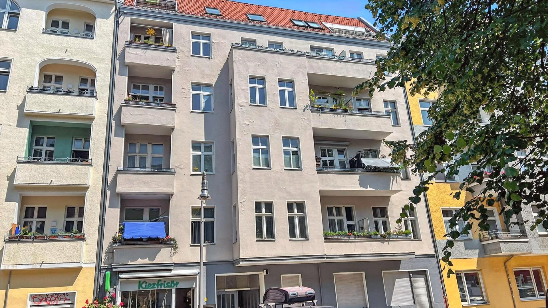 Altbaucharme trifft Moderne: Bezugsfreie 2-Zimmer-Wohnung mit Ziegelwand, Dielenboden & EBK - Außenansicht
