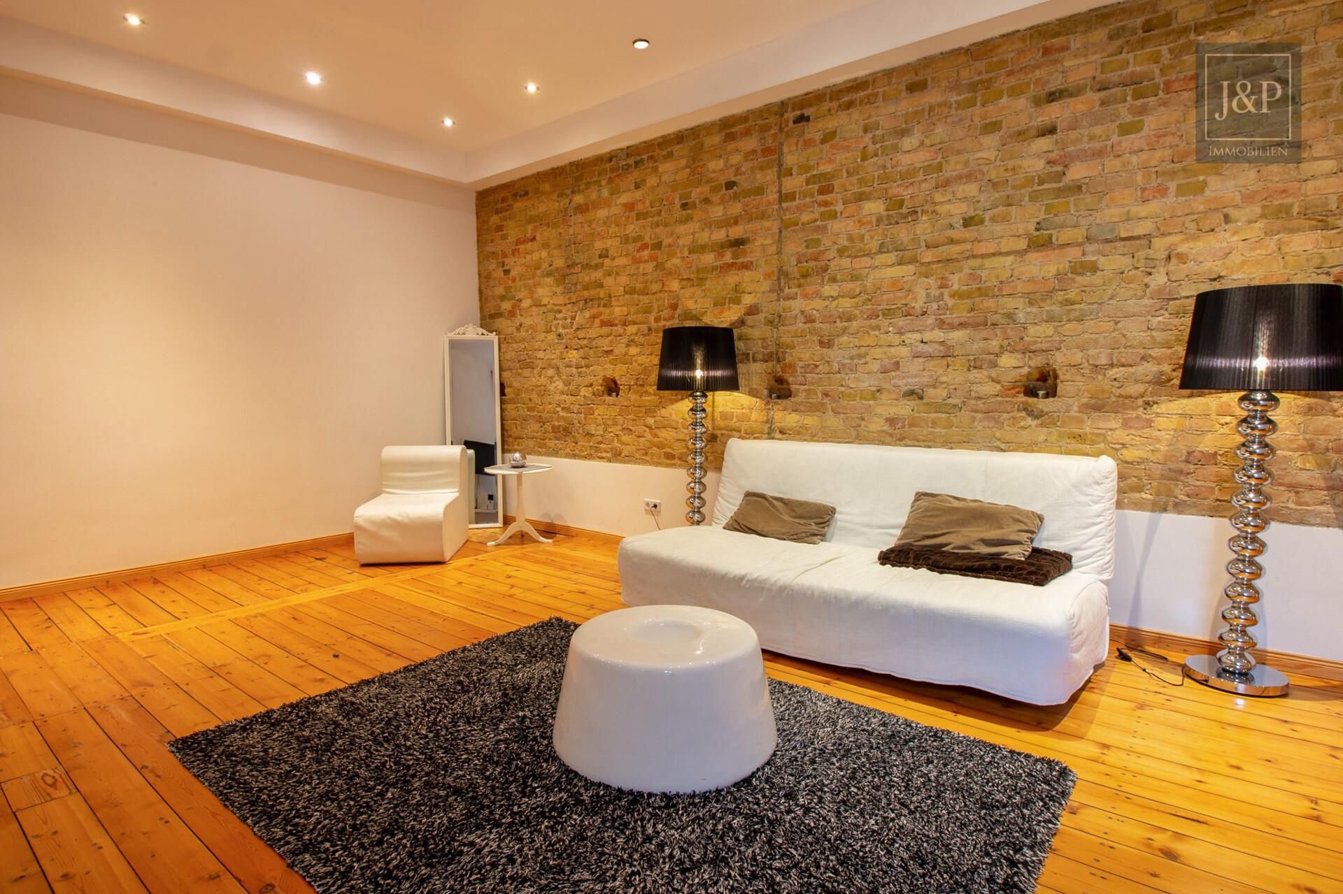 Altbaucharme trifft Moderne: Bezugsfreie 2-Zimmer-Wohnung mit Ziegelwand, Dielenboden & EBK - Wohnbereich