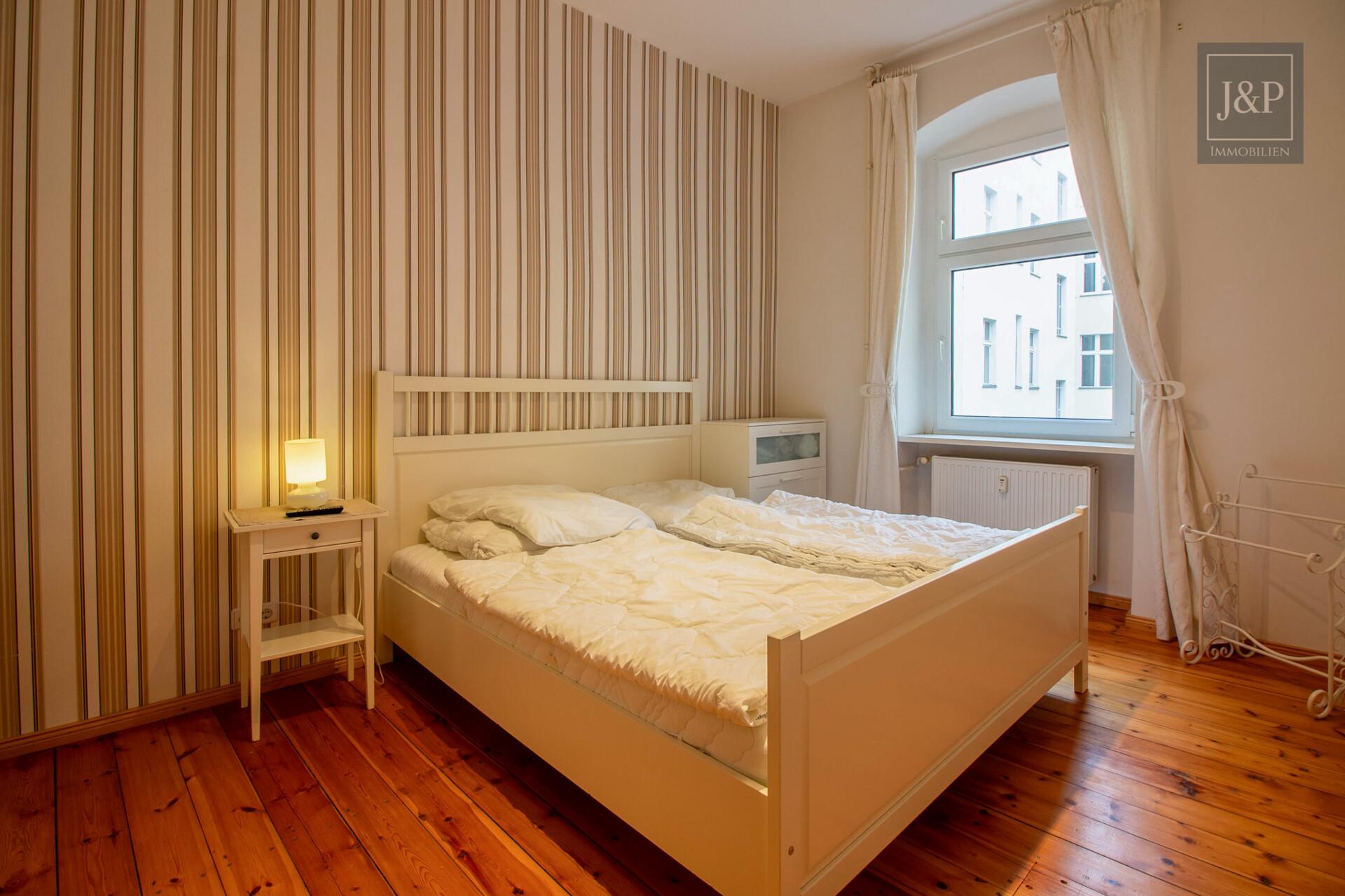 Altbaucharme trifft Moderne: Bezugsfreie 2-Zimmer-Wohnung mit Ziegelwand, Dielenboden & EBK - Schlafzimmer