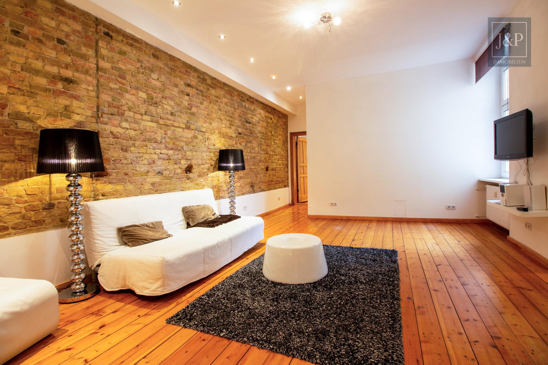 Altbaucharme trifft Moderne: Bezugsfreie 2-Zimmer-Wohnung mit Ziegelwand, Dielenboden & EBK - Wohnbereich