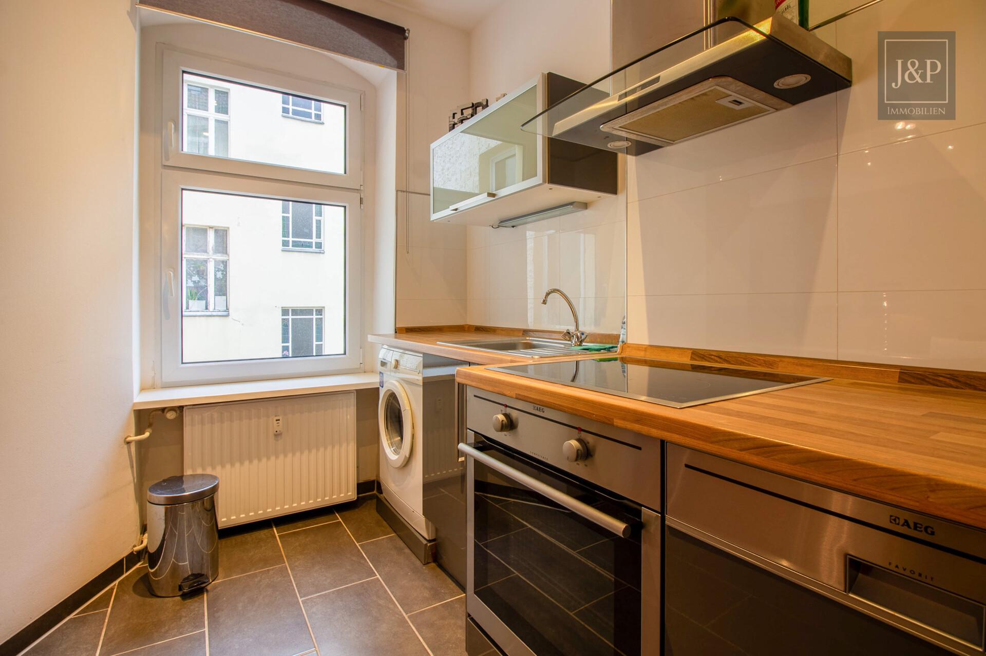 Altbaucharme trifft Moderne: Bezugsfreie 2-Zimmer-Wohnung mit Ziegelwand, Dielenboden & EBK - Küche