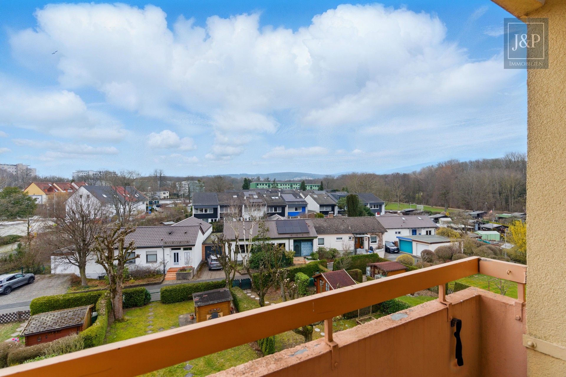 Helle & renovierte 3 Zimmer Wohnung mit Taunus und Skyline Blick - Balkon