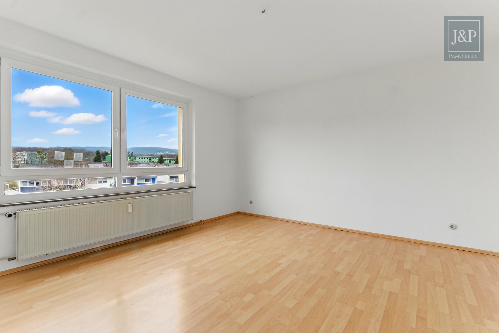 Helle & renovierte 3 Zimmer Wohnung mit Taunus und Skyline Blick - Wohnen