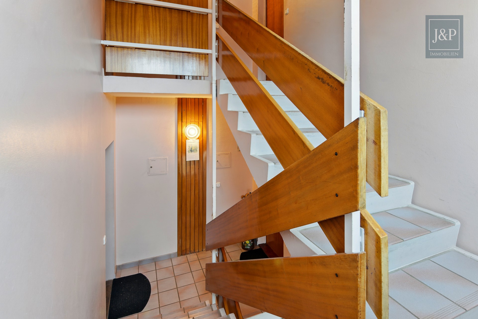 Helle & renovierte 3 Zimmer Wohnung mit Taunus und Skyline Blick - Treppenhaus