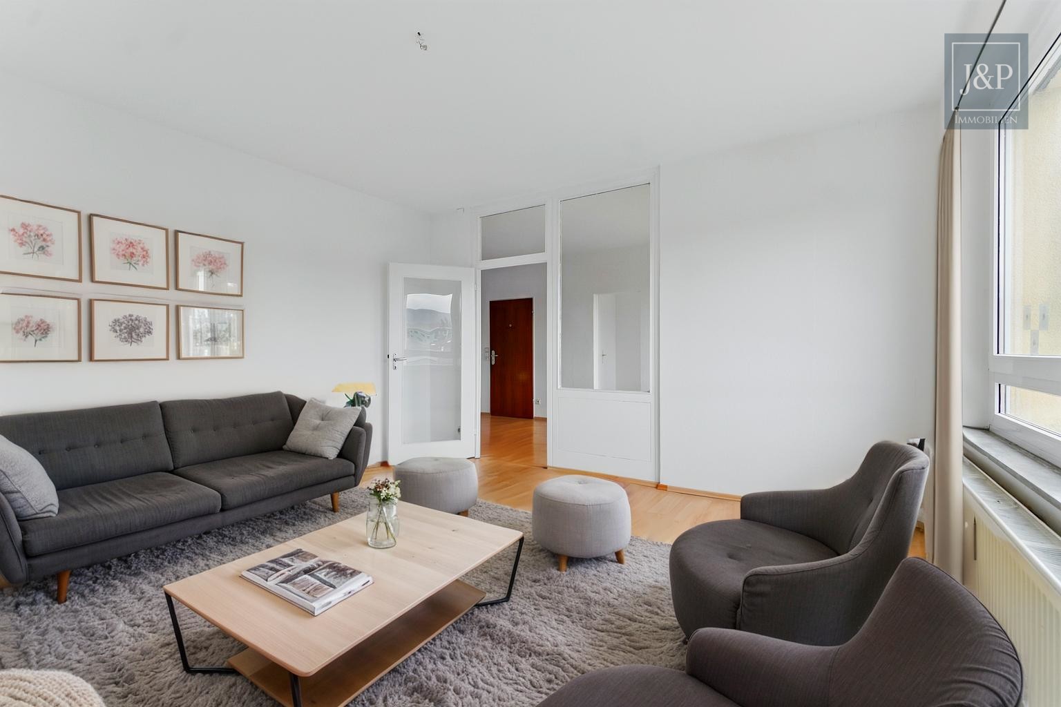 Helle & renovierte 3 Zimmer Wohnung mit Taunus und Skyline Blick - Staging 3
