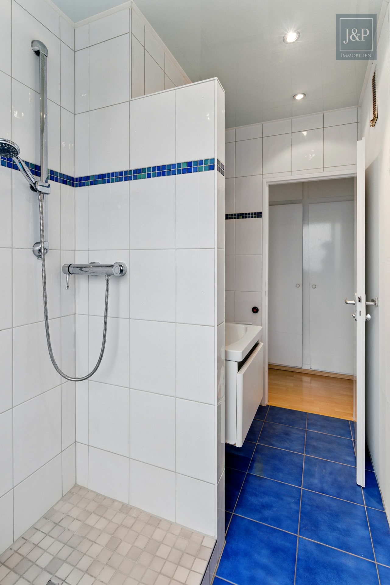 Helle & renovierte 3 Zimmer Wohnung mit Taunus und Skyline Blick - Bad