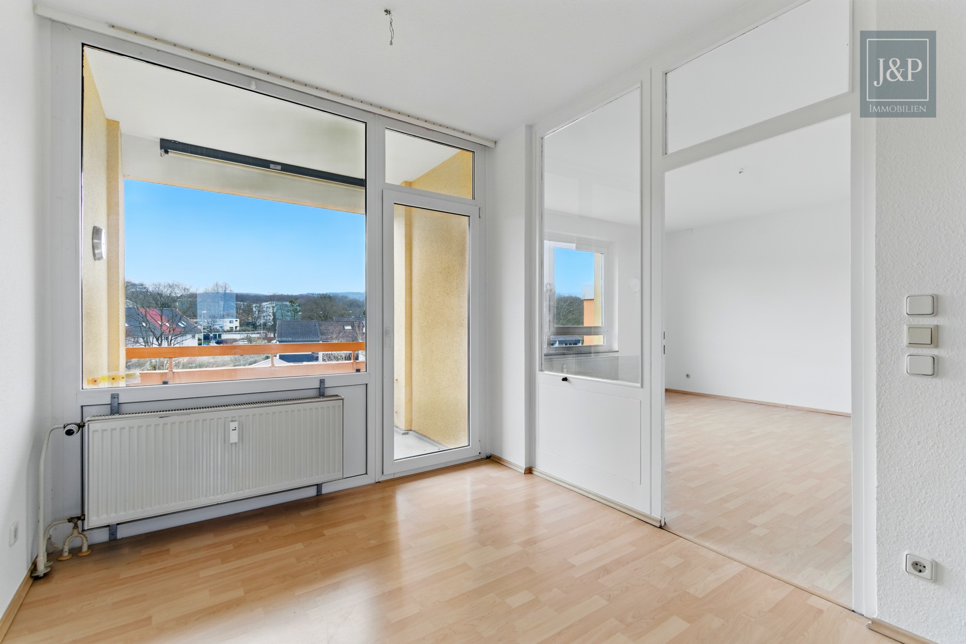Helle & renovierte 3 Zimmer Wohnung mit Taunus und Skyline Blick - Flur