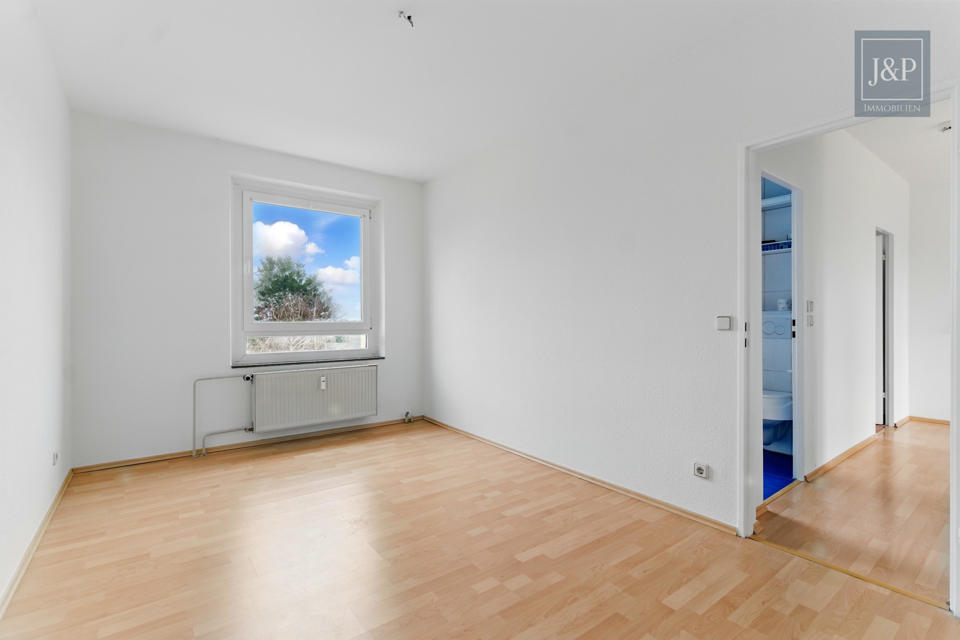 Helle & renovierte 3 Zimmer Wohnung mit Taunus und Skyline Blick - Schlafzimmer