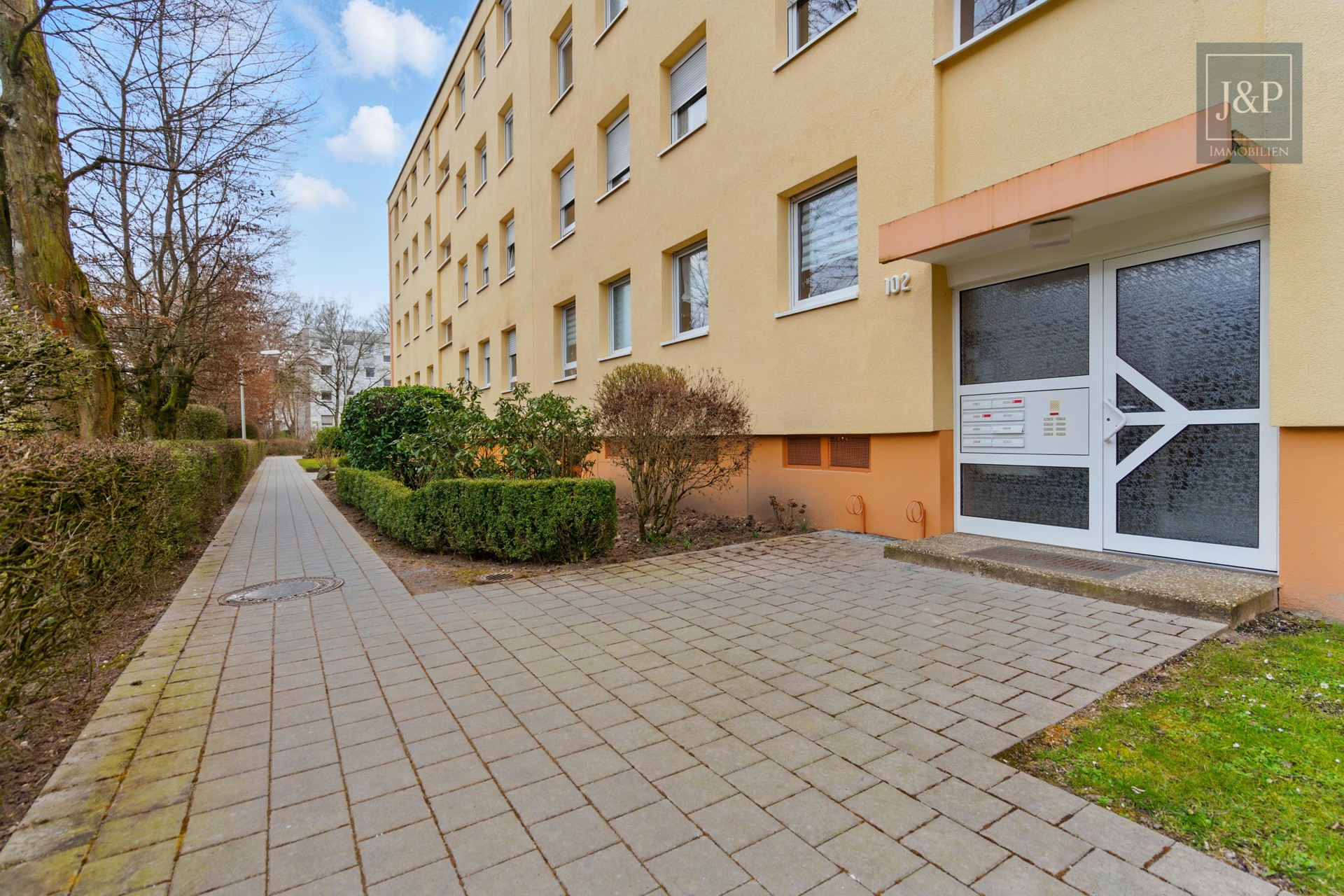 Helle & renovierte 3 Zimmer Wohnung mit Taunus und Skyline Blick - Außenansicht