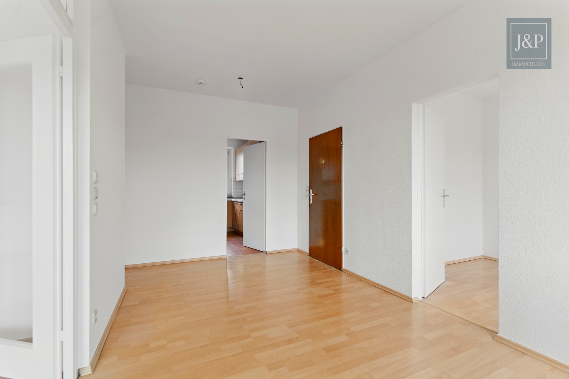 Helle & renovierte 3 Zimmer Wohnung mit Taunus und Skyline Blick - Flur