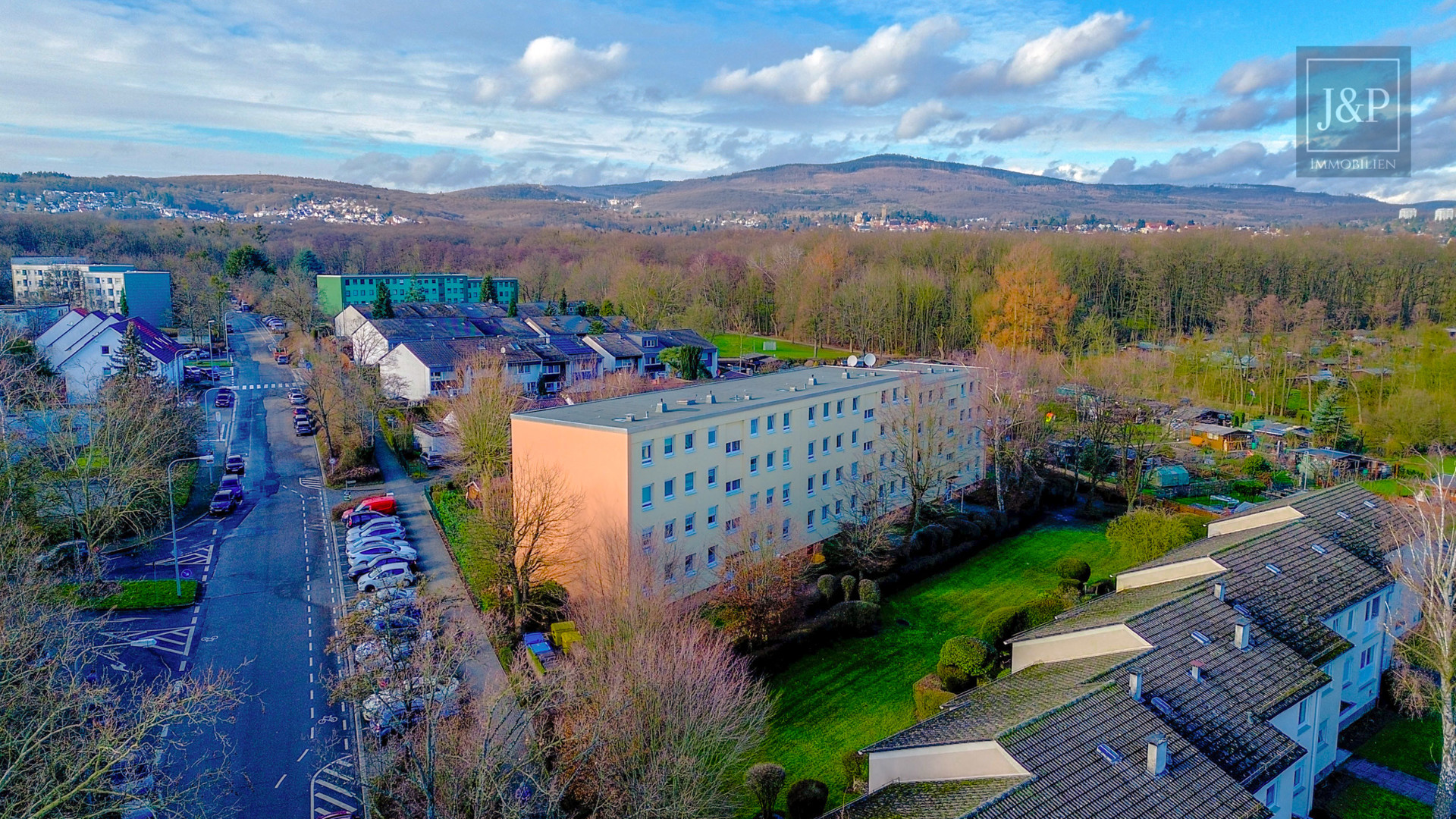 Helle & renovierte 3 Zimmer Wohnung mit Taunus und Skyline Blick - Außenansicht