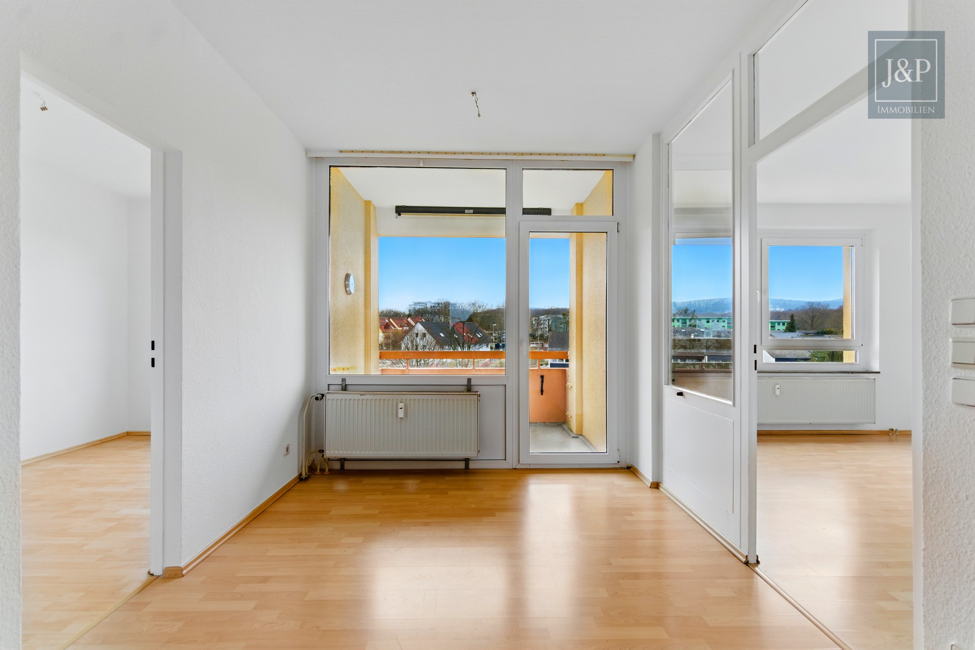 Helle & renovierte 3 Zimmer Wohnung mit Taunus und Skyline Blick - Flur