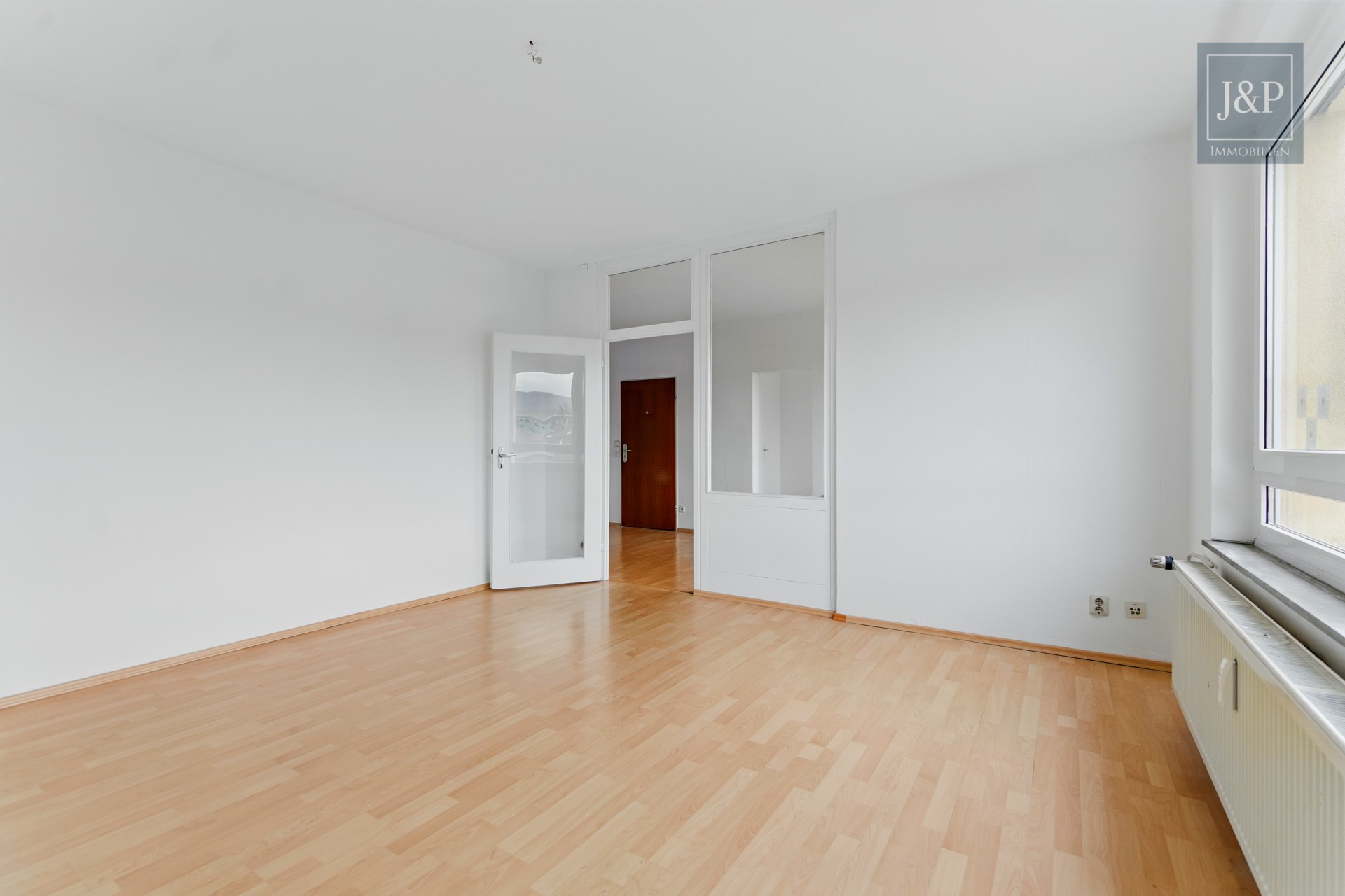 Helle & renovierte 3 Zimmer Wohnung mit Taunus und Skyline Blick - Wohnen