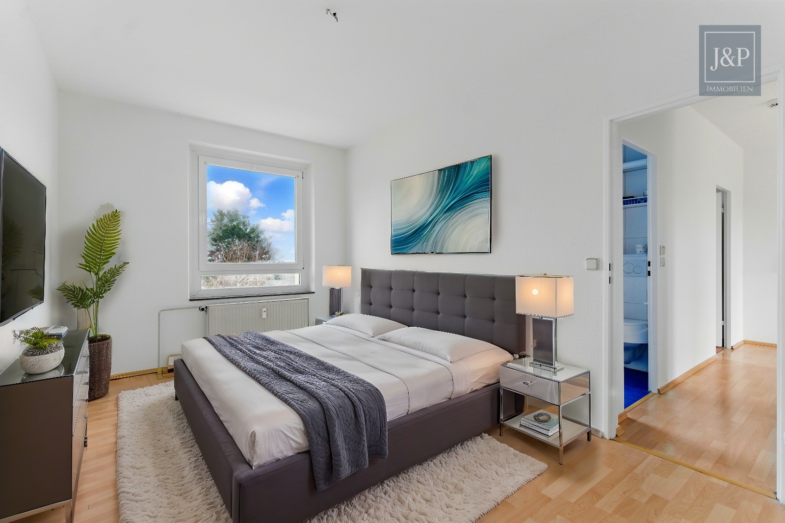 Helle & renovierte 3 Zimmer Wohnung mit Taunus und Skyline Blick - Staging 1