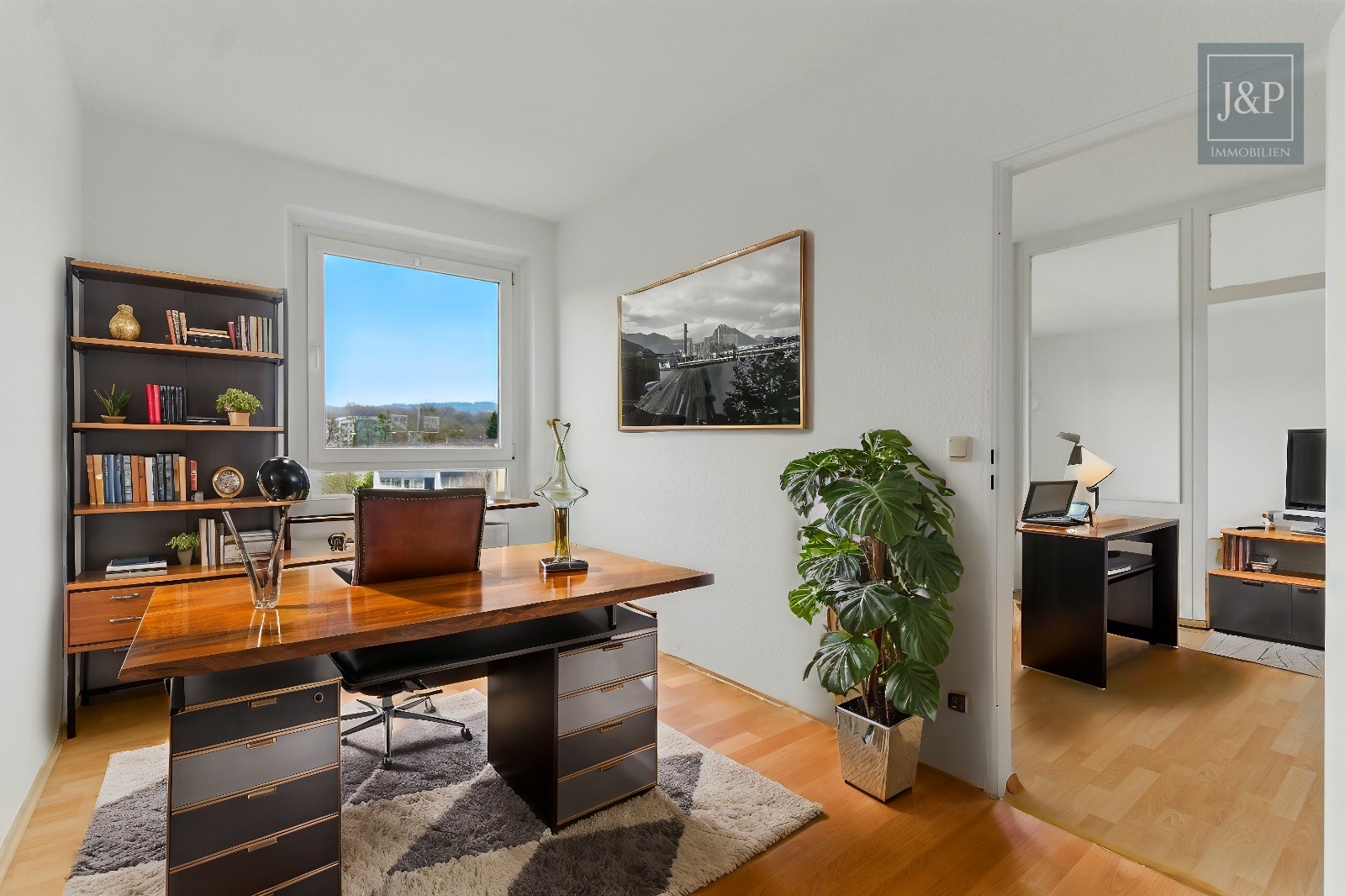 Helle & renovierte 3 Zimmer Wohnung mit Taunus und Skyline Blick - Staging 2