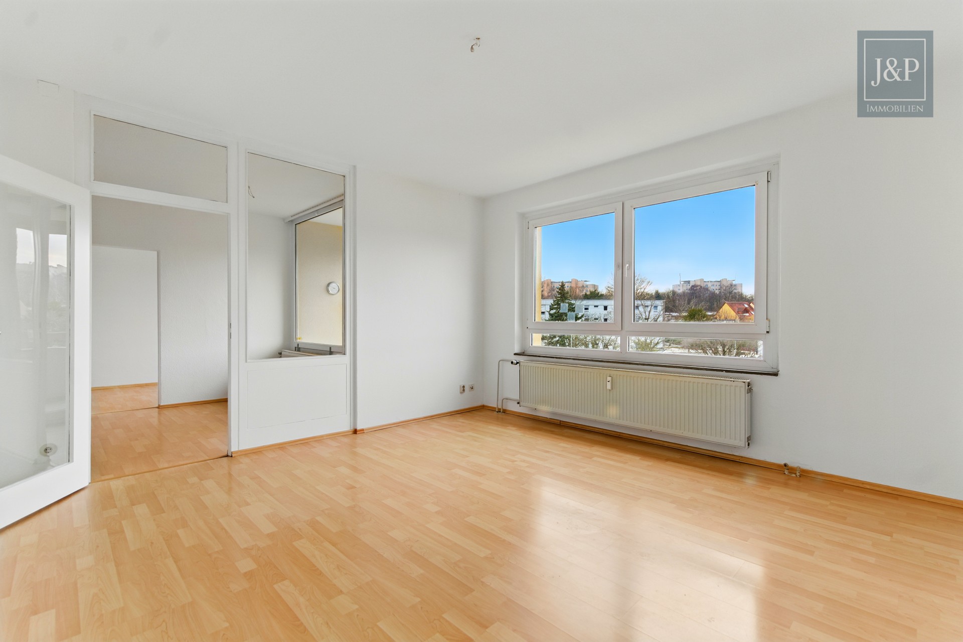 Helle & renovierte 3 Zimmer Wohnung mit Taunus und Skyline Blick - Wohnen