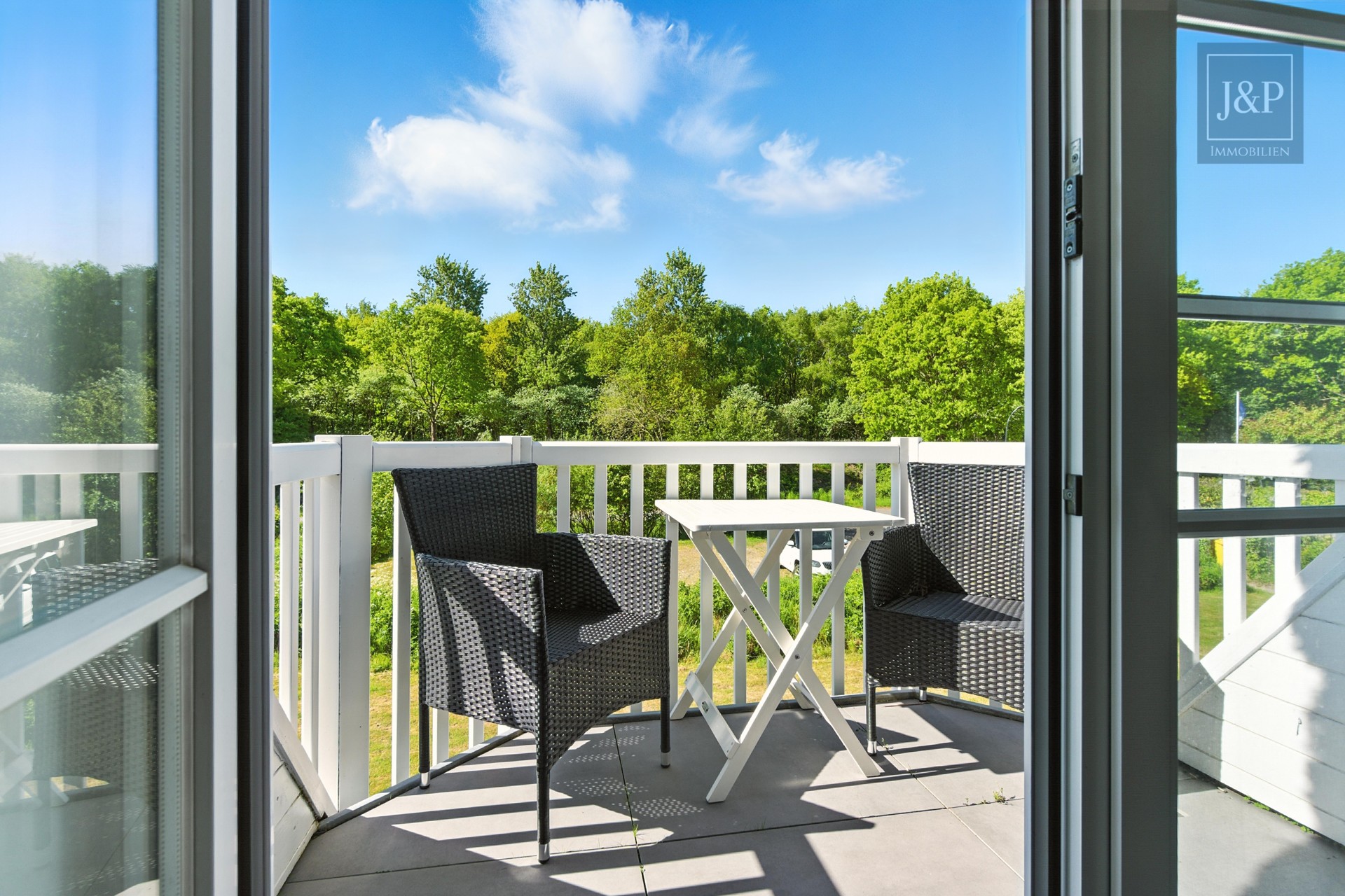 Einmalige Lage: Großzügig, modern & einzugsbereit - Balkon