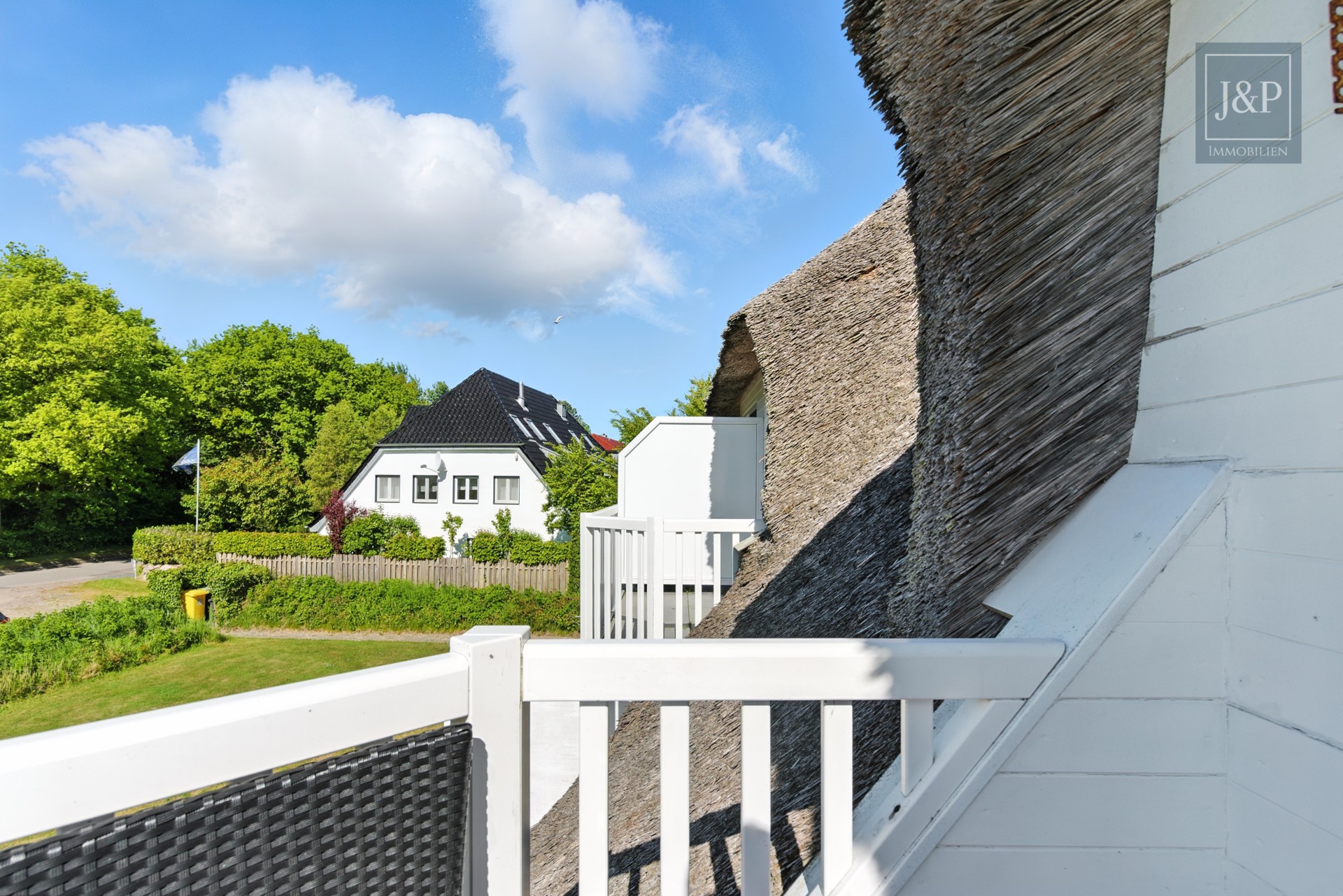 Einmalige Lage: Großzügig, modern & einzugsbereit - Ausblick Balkon