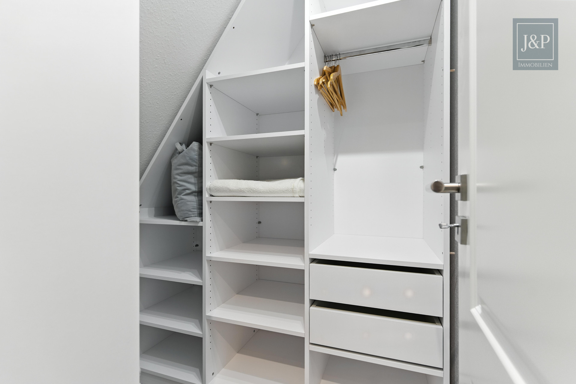 Einmalige Lage: Großzügig, modern & einzugsbereit - begehbarer Kleiderschrank oben