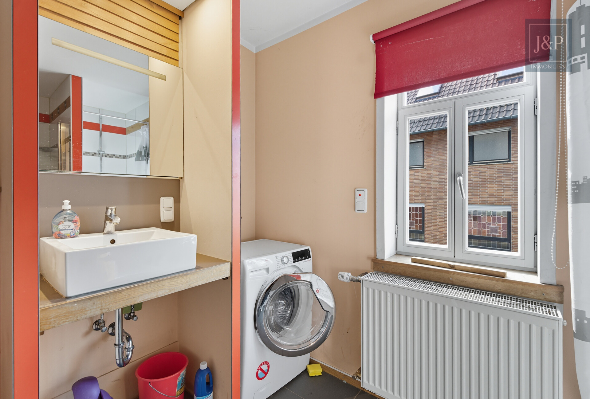 Zentral & vielseitig: Großes Fachwerkhaus mit Einliegerwohnung und Nebengebäuden! - Badezimmer