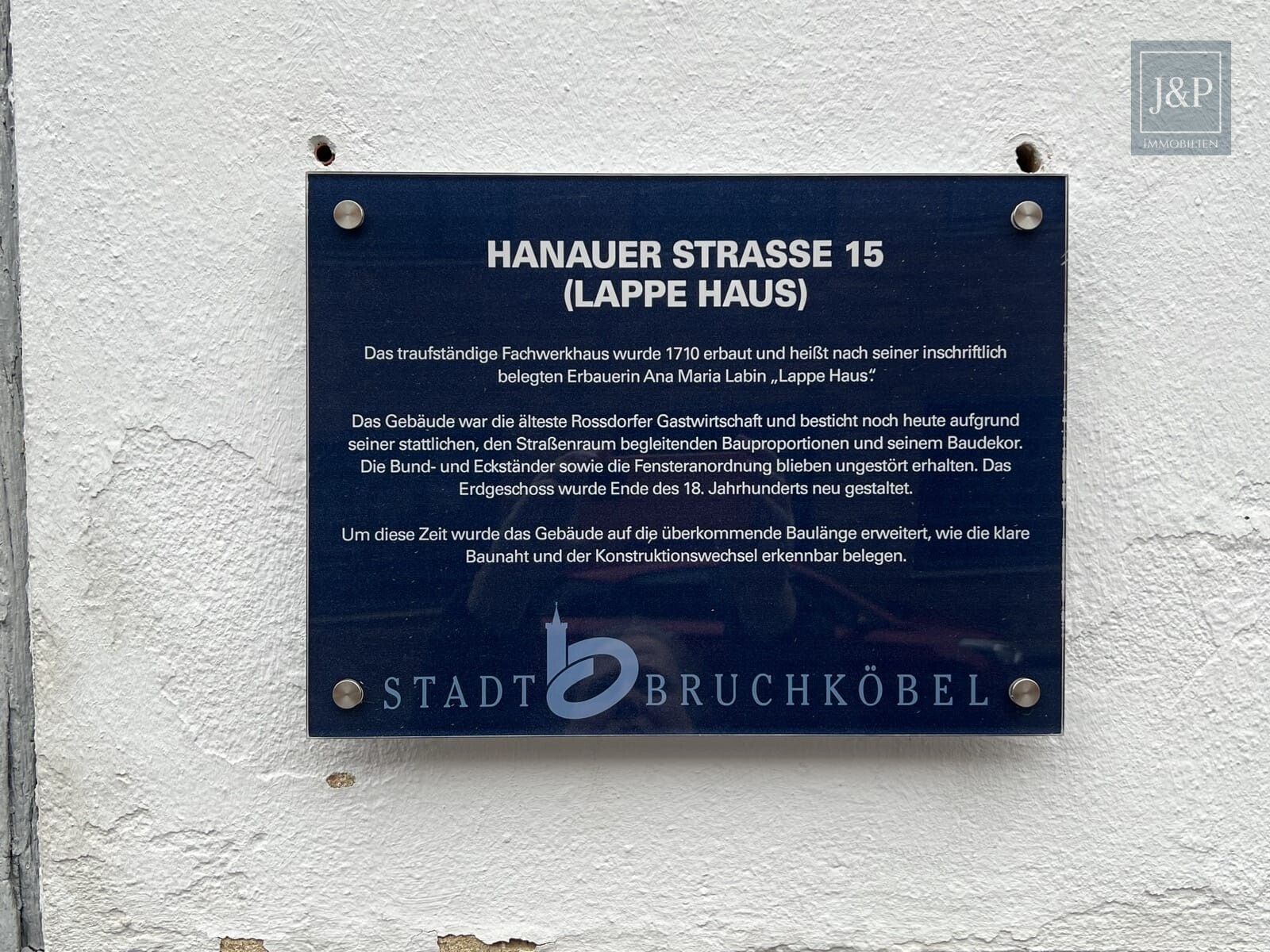 Zentral & vielseitig: Großes Fachwerkhaus mit Einliegerwohnung und Nebengebäuden! - Denkmalschutztafel