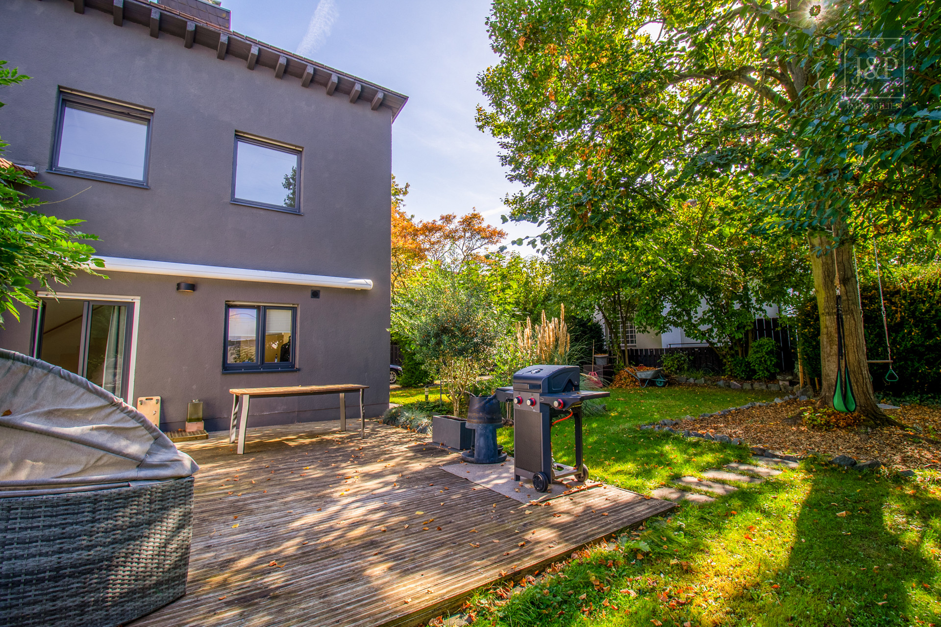 Reserviert - Absoluter Familientraum: Architektenhaus in ruhiger Lage mit traumhafter Garten. - Terrasse & Garten