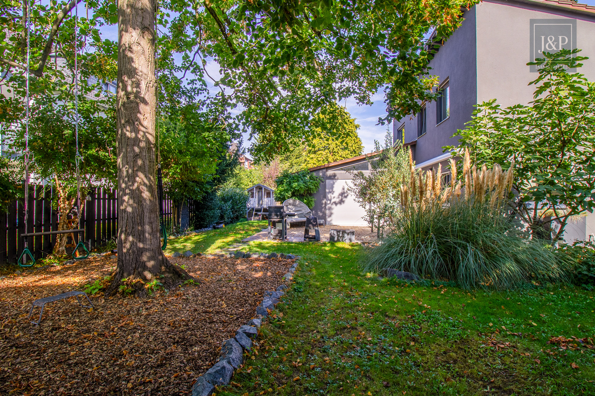 Reserviert - Absoluter Familientraum: Architektenhaus in ruhiger Lage mit traumhafter Garten. - Außenansicht