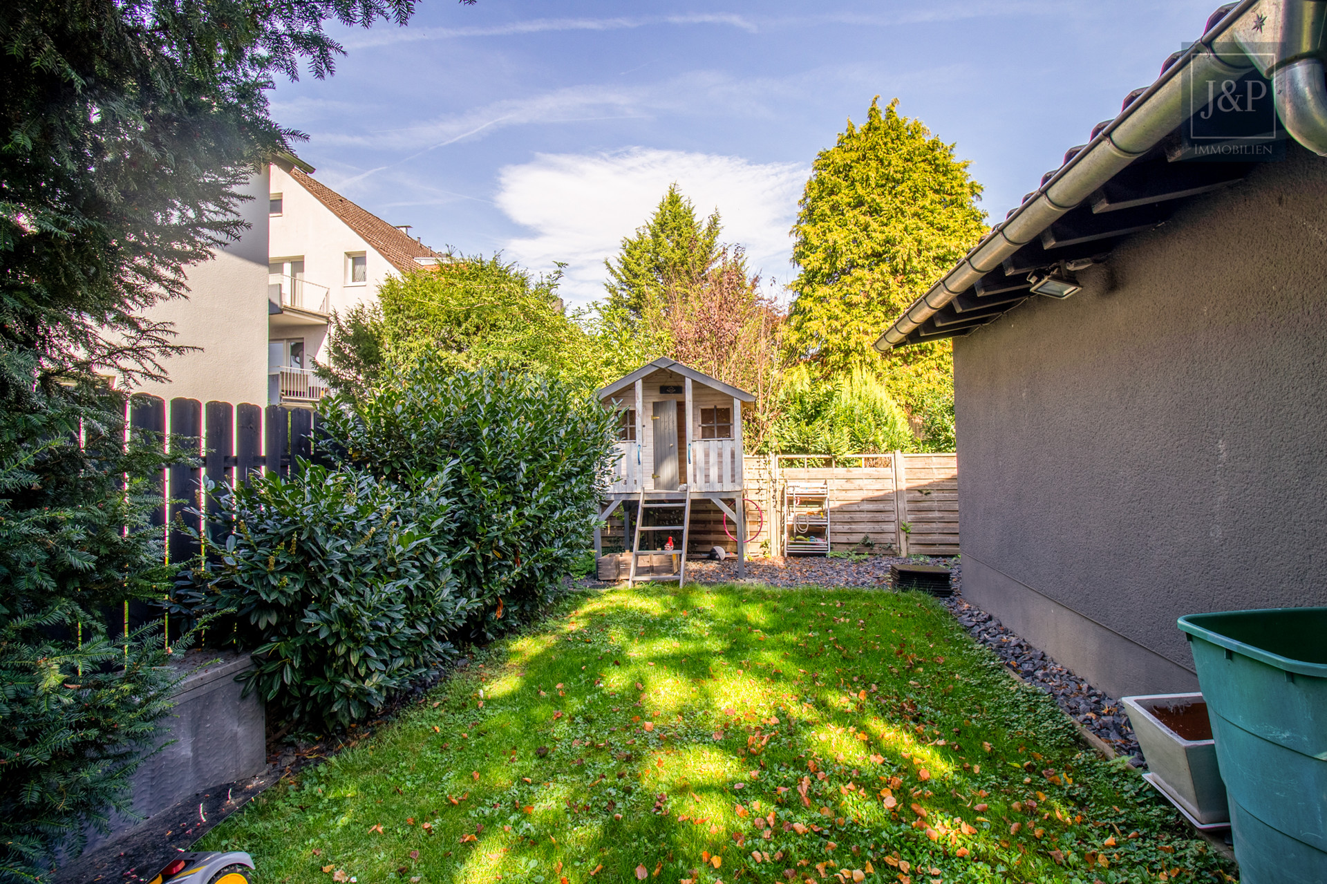 Reserviert - Absoluter Familientraum: Architektenhaus in ruhiger Lage mit traumhafter Garten. - Seitengarten