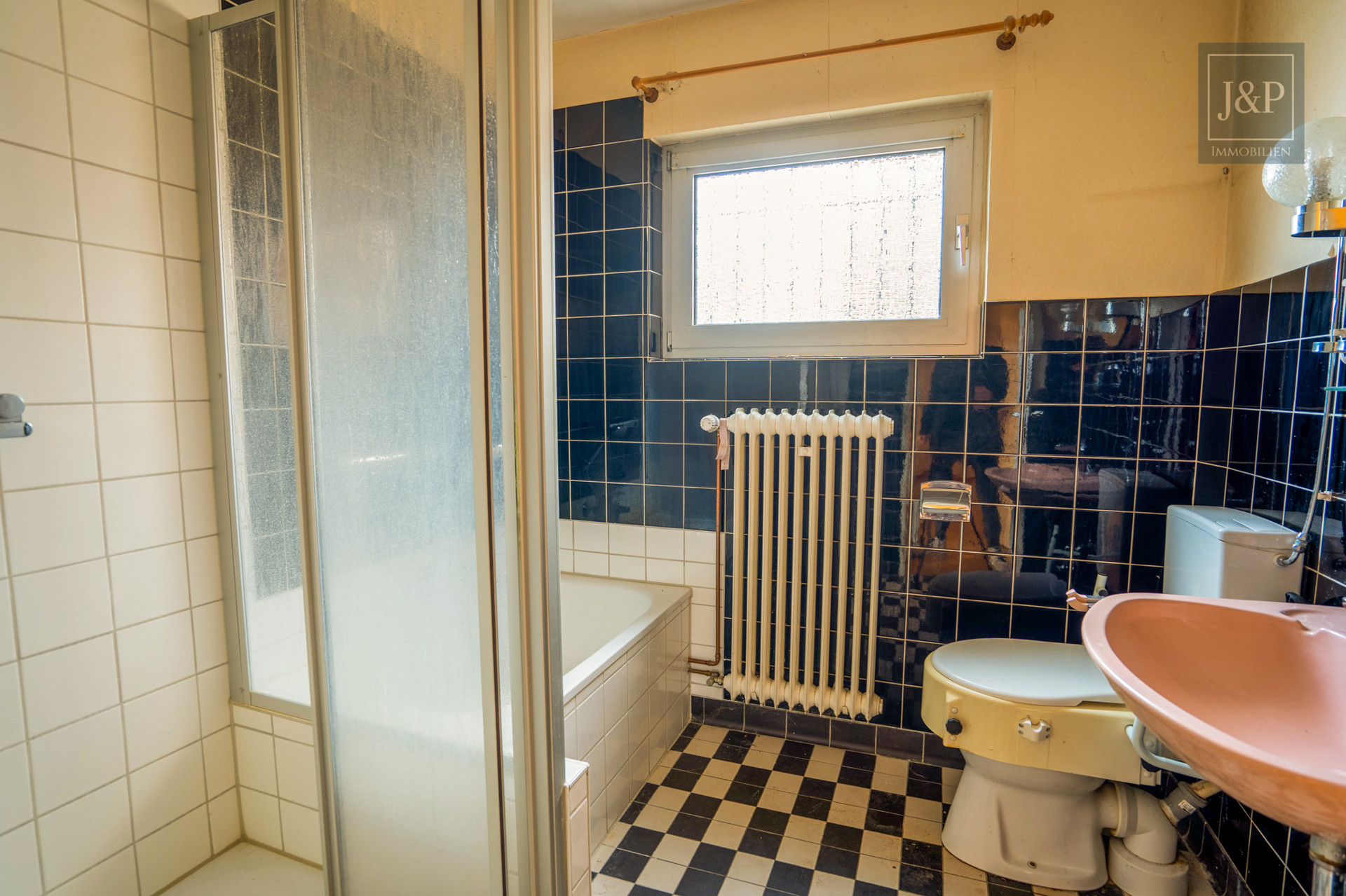 Mehrfamilienhaus in begehrter Lage, guter Bausubstanz und individuellen Gestaltungsmöglichkeiten - EG Bad