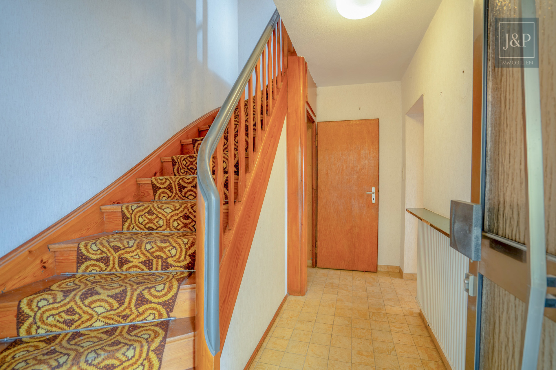Mehrfamilienhaus in begehrter Lage, guter Bausubstanz und individuellen Gestaltungsmöglichkeiten - EG Treppenaufgang