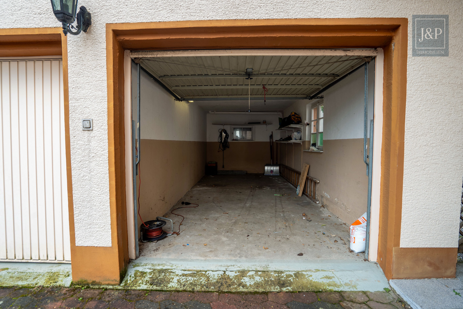 Mehrfamilienhaus in begehrter Lage, guter Bausubstanz und individuellen Gestaltungsmöglichkeiten - Garage