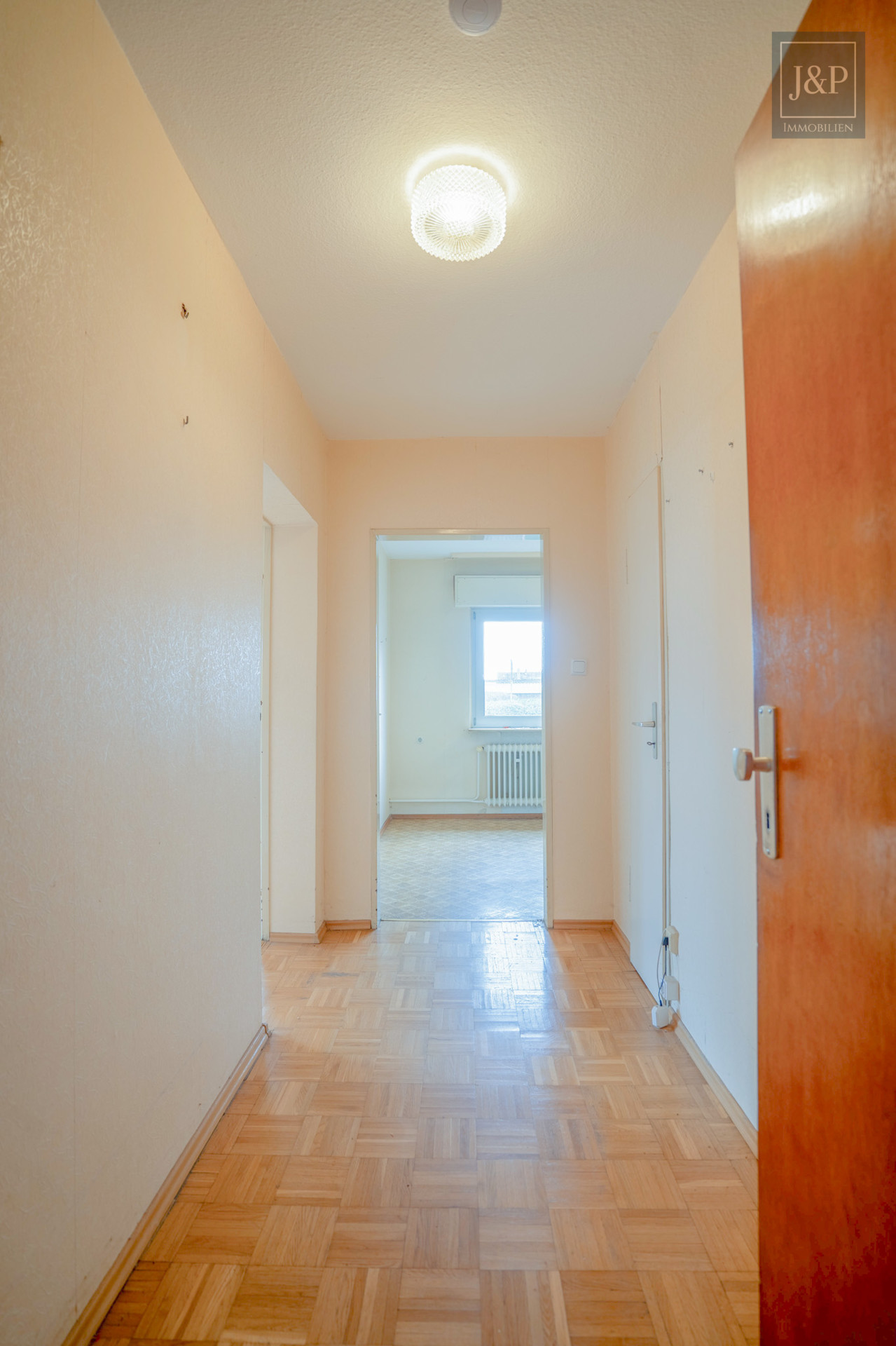 Mehrfamilienhaus in begehrter Lage, guter Bausubstanz und individuellen Gestaltungsmöglichkeiten - EG Flur