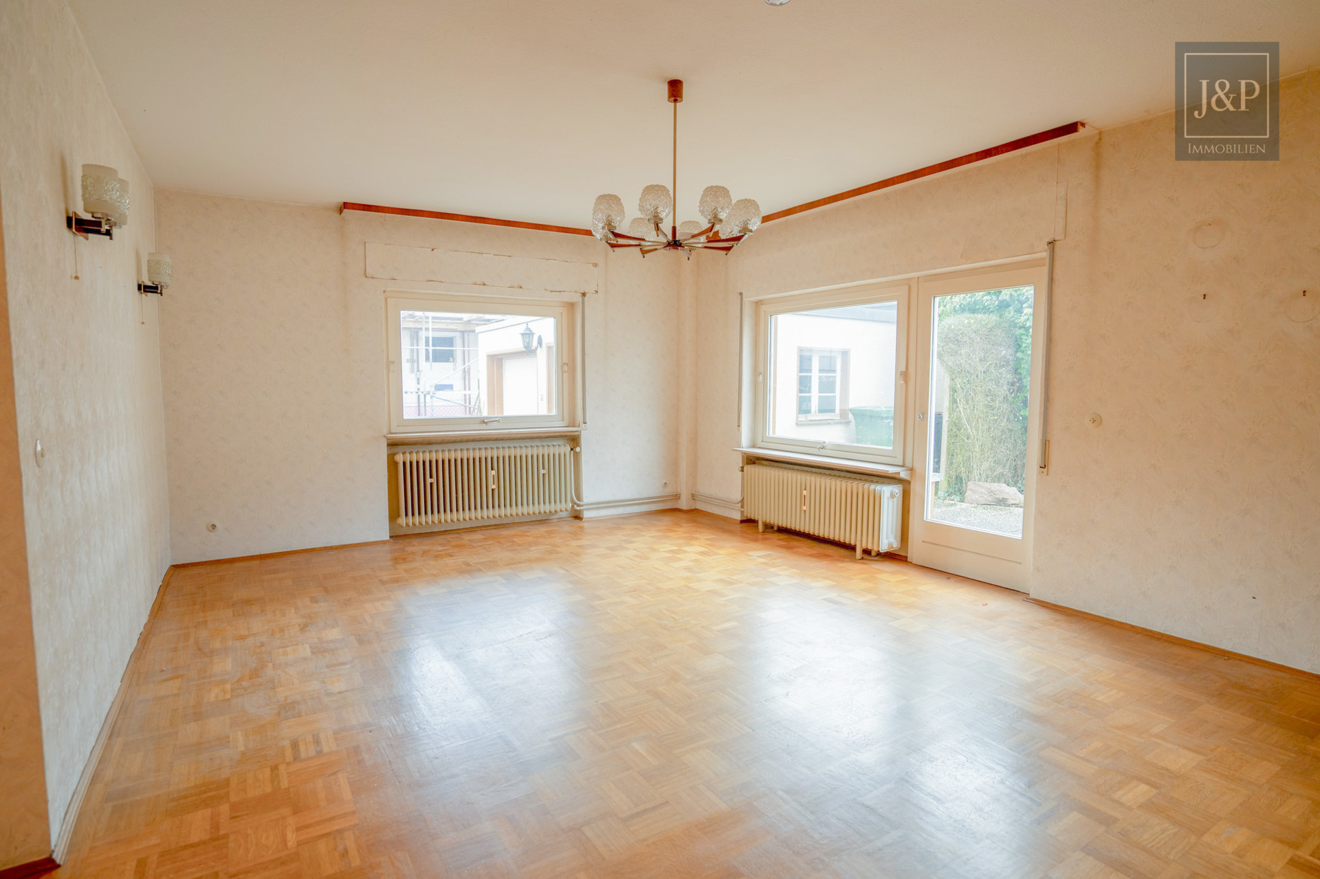Mehrfamilienhaus in begehrter Lage, guter Bausubstanz und individuellen Gestaltungsmöglichkeiten - EG Wohnzimmer