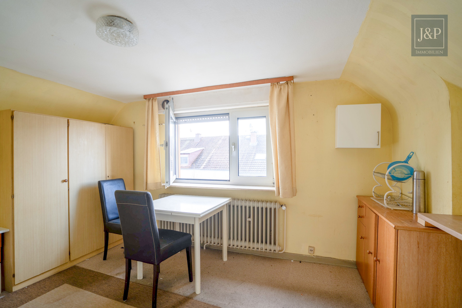 Mehrfamilienhaus in begehrter Lage, guter Bausubstanz und individuellen Gestaltungsmöglichkeiten - DG Schlafzimmer