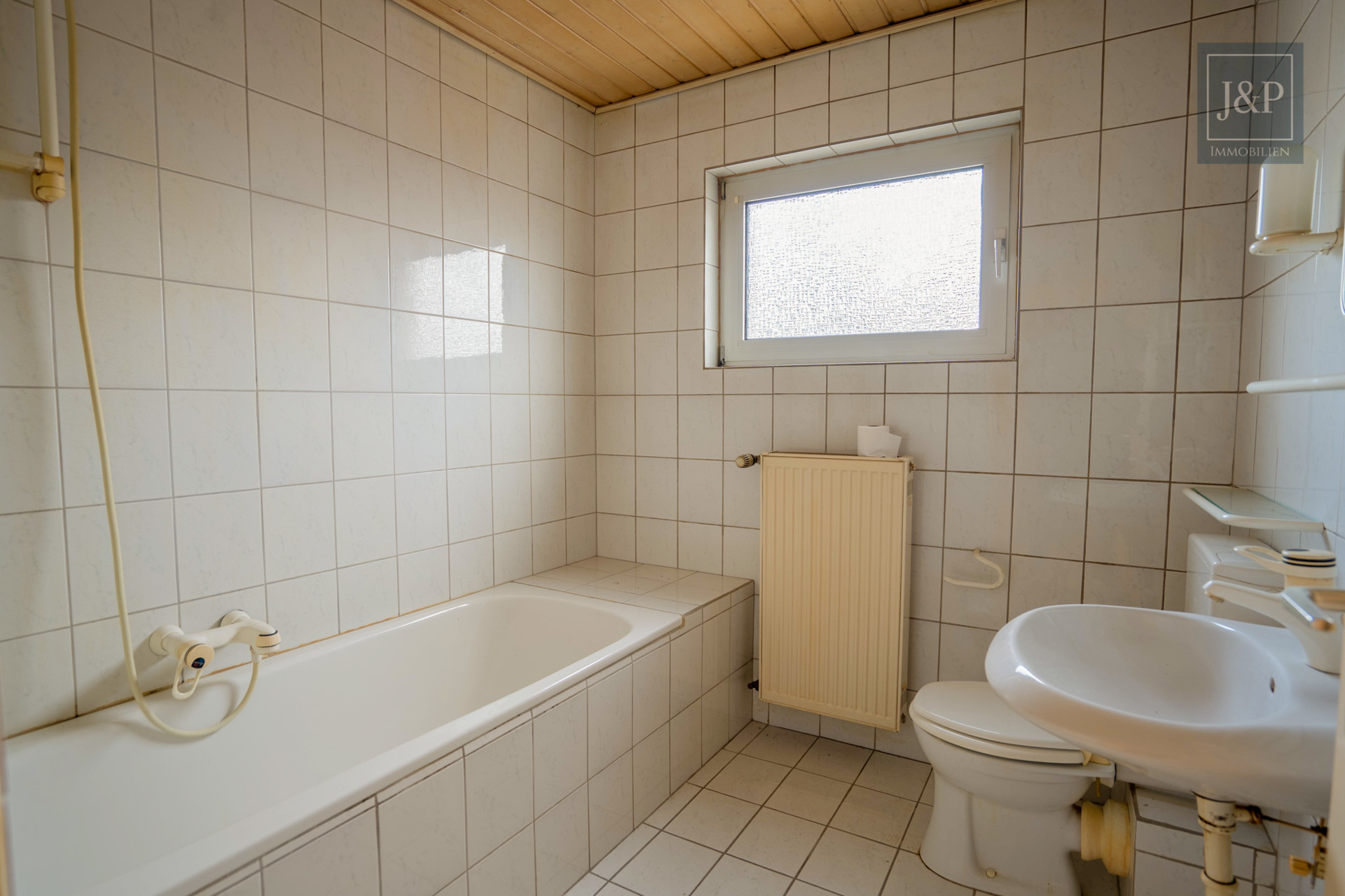 Mehrfamilienhaus in begehrter Lage, guter Bausubstanz und individuellen Gestaltungsmöglichkeiten - OG Bad