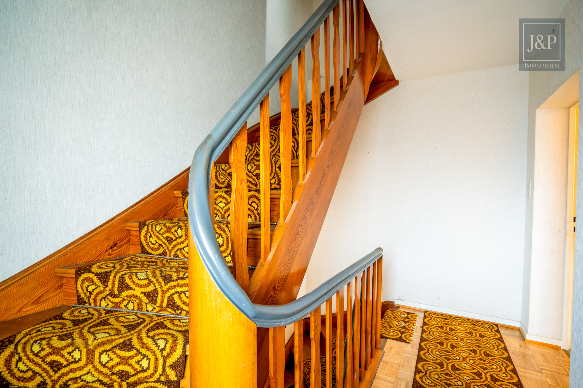 Mehrfamilienhaus in begehrter Lage, guter Bausubstanz und individuellen Gestaltungsmöglichkeiten - OG Treppenaufgang