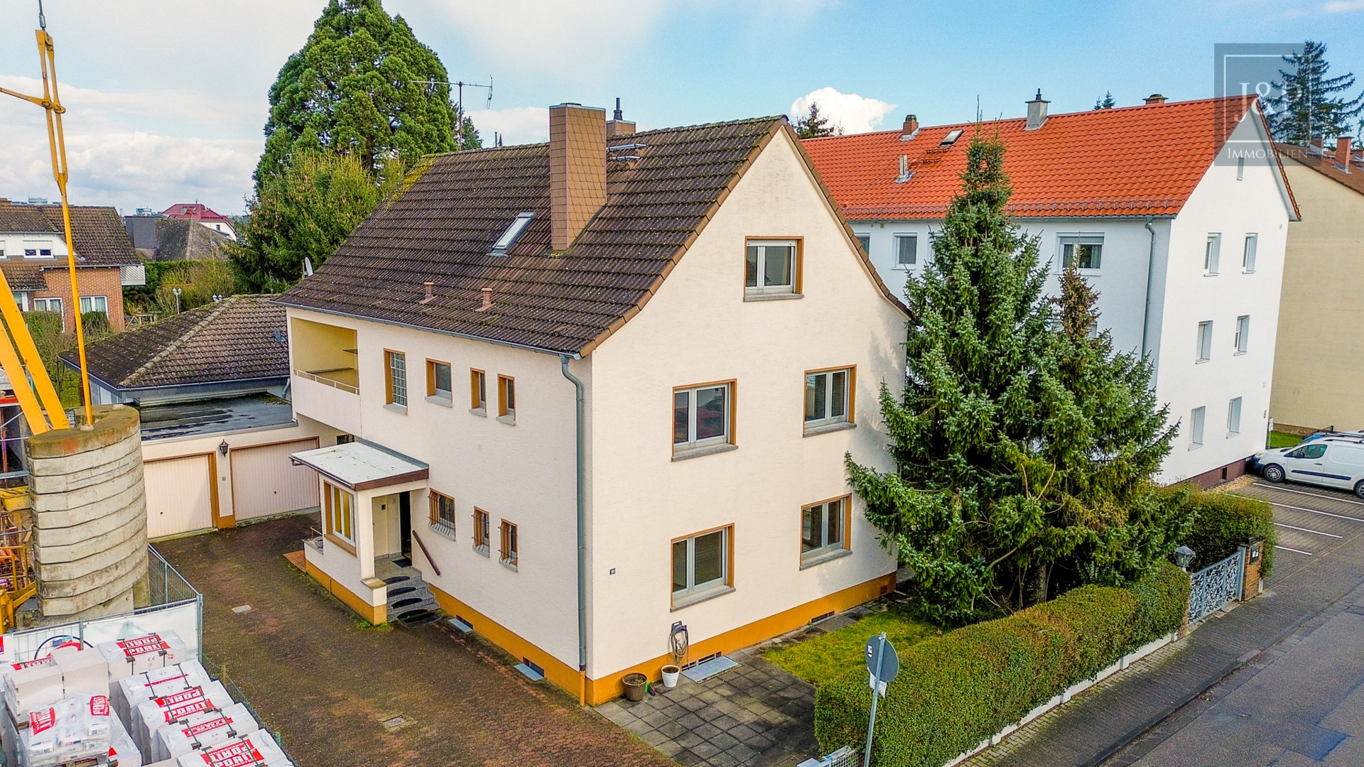 Mehrfamilienhaus in begehrter Lage, guter Bausubstanz und individuellen Gestaltungsmöglichkeiten - Außenansicht