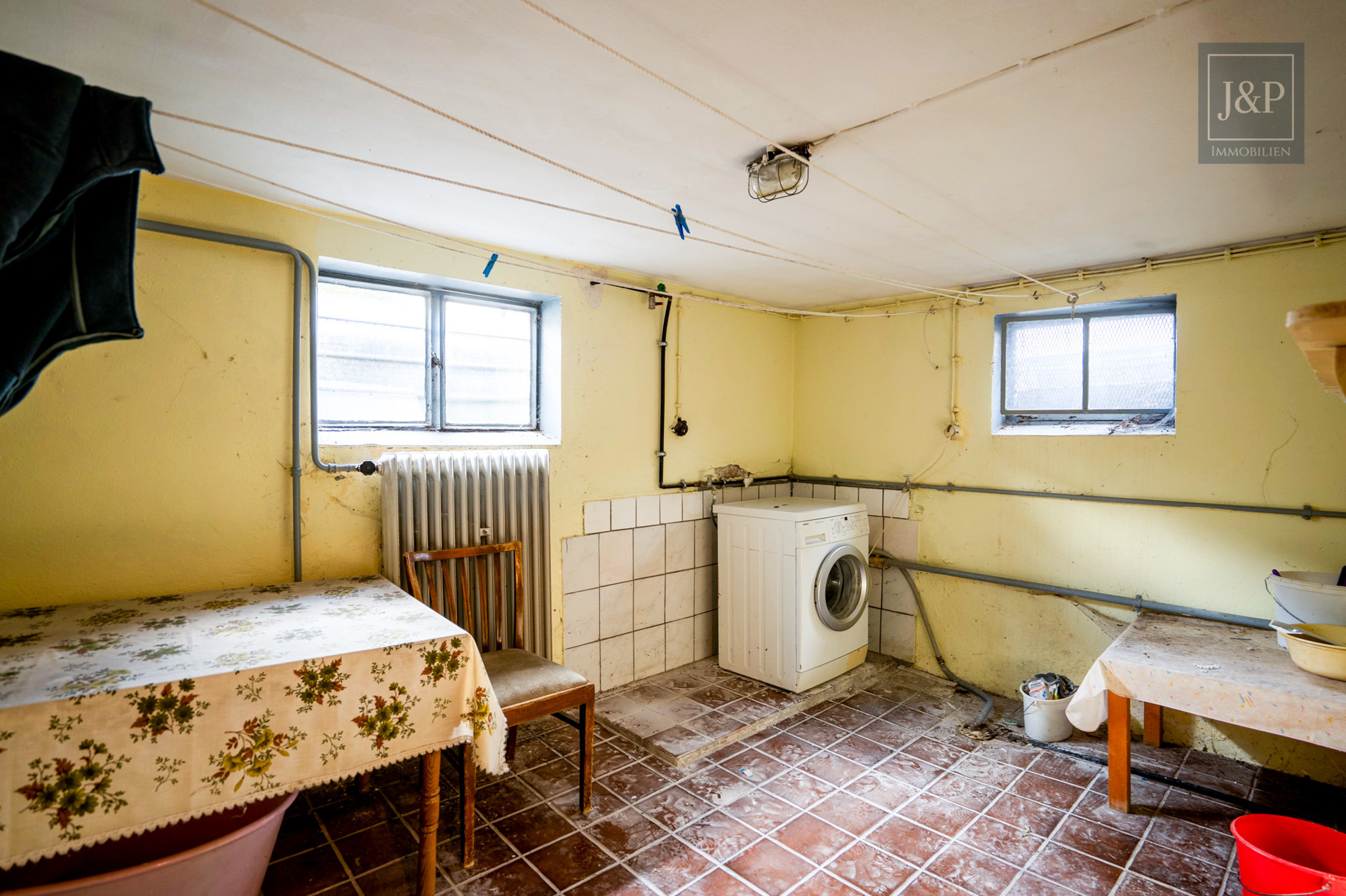 Mehrfamilienhaus in begehrter Lage, guter Bausubstanz und individuellen Gestaltungsmöglichkeiten - KG Waschküche
