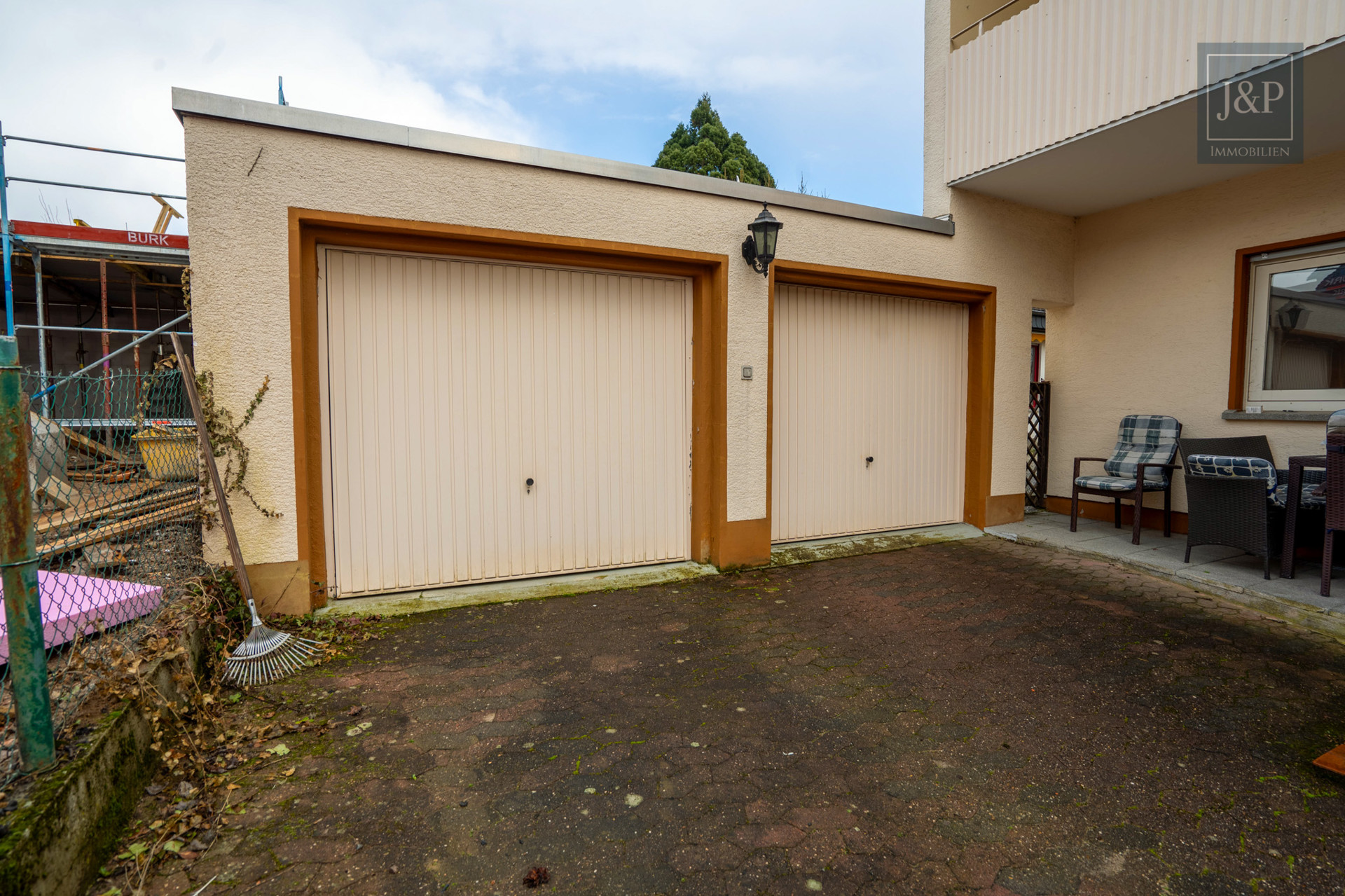 Mehrfamilienhaus in begehrter Lage, guter Bausubstanz und individuellen Gestaltungsmöglichkeiten - Garage