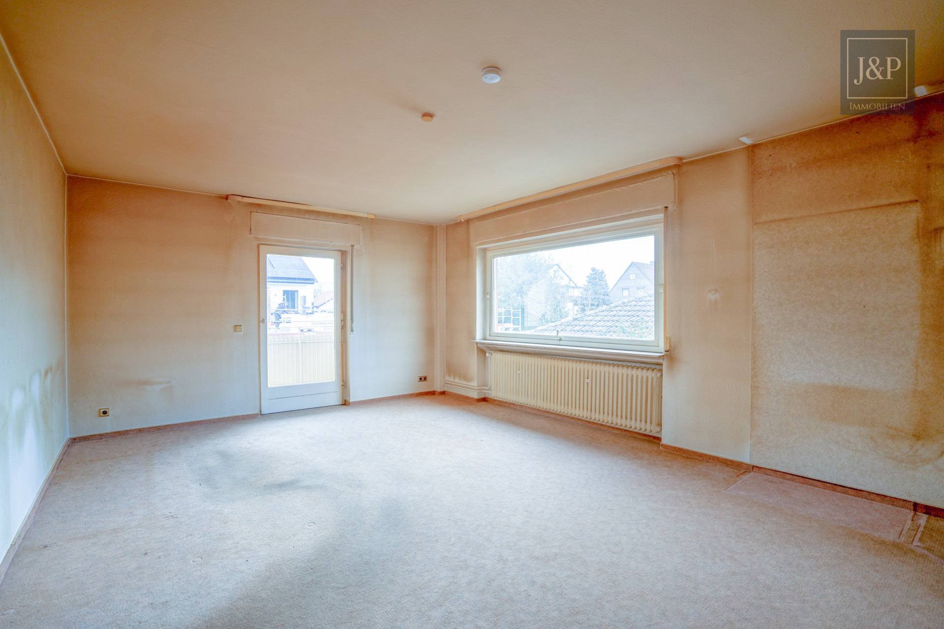 Mehrfamilienhaus in begehrter Lage, guter Bausubstanz und individuellen Gestaltungsmöglichkeiten - OG Wohnzimmer