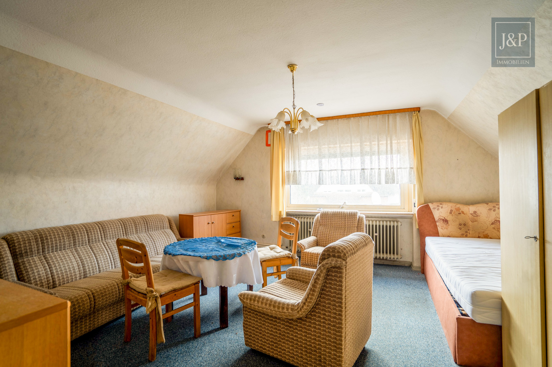 Mehrfamilienhaus in begehrter Lage, guter Bausubstanz und individuellen Gestaltungsmöglichkeiten - DG Wohnzimmer