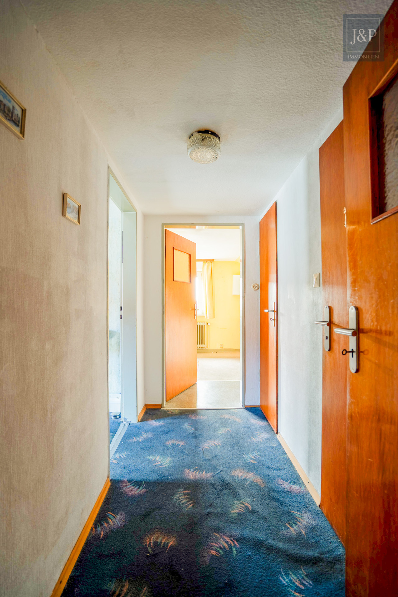 Mehrfamilienhaus in begehrter Lage, guter Bausubstanz und individuellen Gestaltungsmöglichkeiten - DG Flur