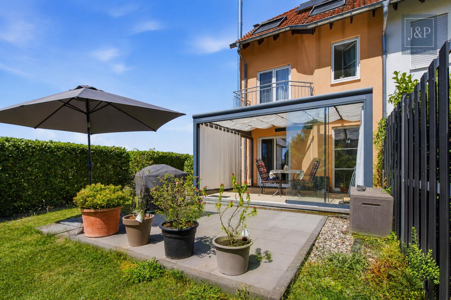 Familienzuhause mit Sauna & Whirlpool in Feldrandlage! Weitblick & Wohnkomfort in Ostheim - Gartenansicht