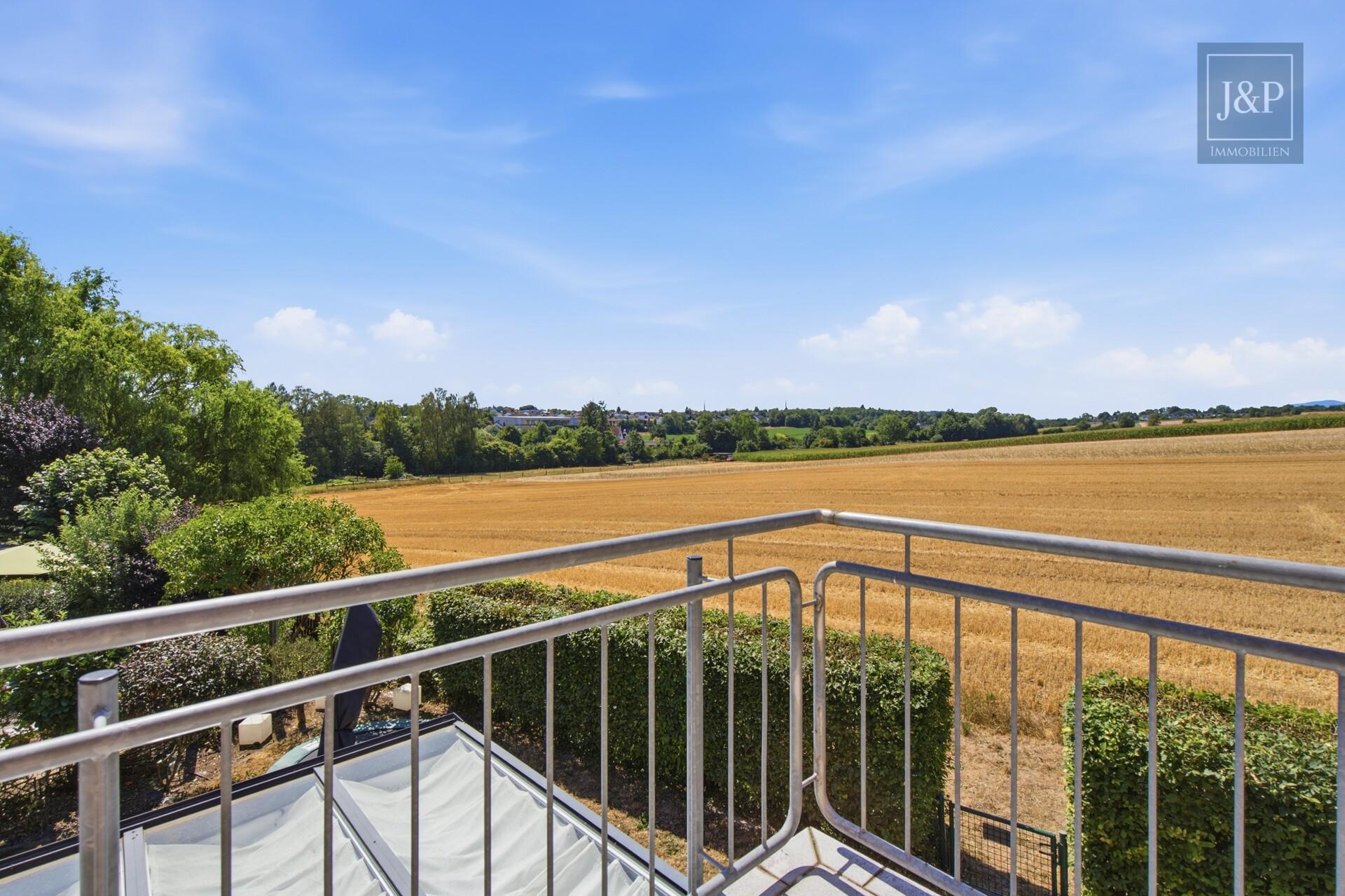 Familienzuhause mit Sauna & Whirlpool in Feldrandlage! Weitblick & Wohnkomfort in Ostheim - Balkon